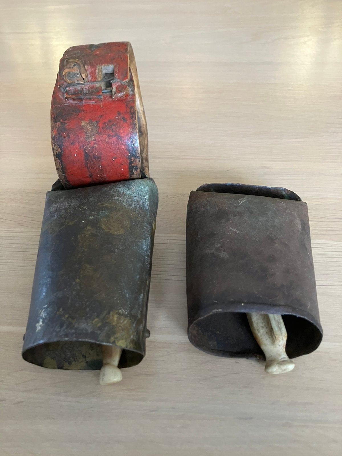 Antieke schapenbellen waarvan een met houten band, Ophalen of Verzenden