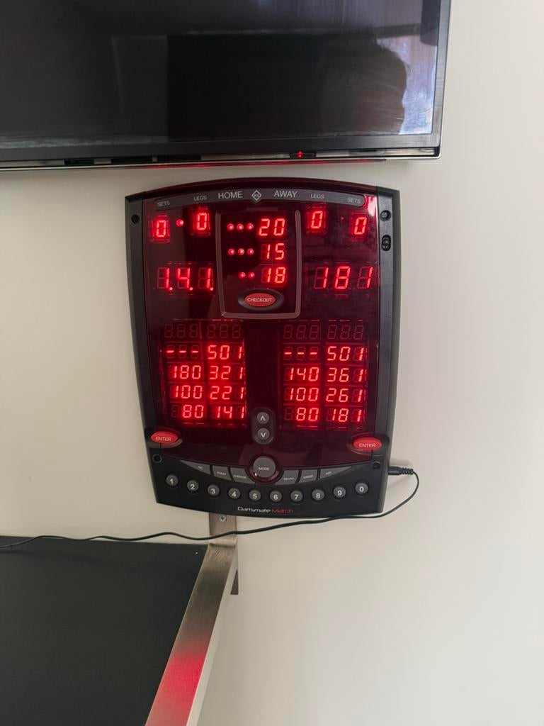 Elektrisch darts scorebord  Winmau blade 6 en Winmau ledlamp, Ophalen, Zo goed als nieuw, Dartbord, Elektronisch