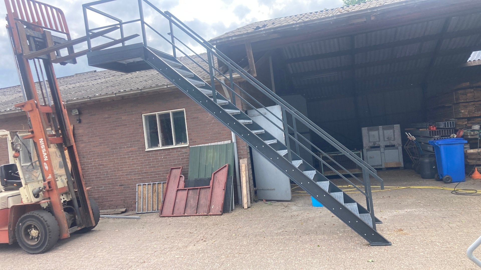 Stalen trap, Doe-het-zelf en Verbouw, Ophalen, Zo goed als nieuw, 2 tot 4 meter