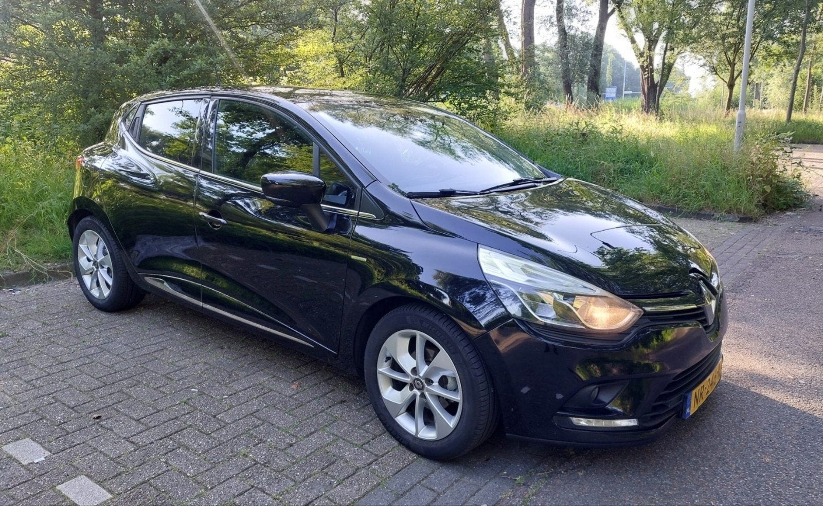 Renault Clio Energy TCe 90pk Eco2 S&S 2017 Zwart, Auto's, Voorwielaandrijving, Stof, Origineel Nederlands, Handgeschakeld