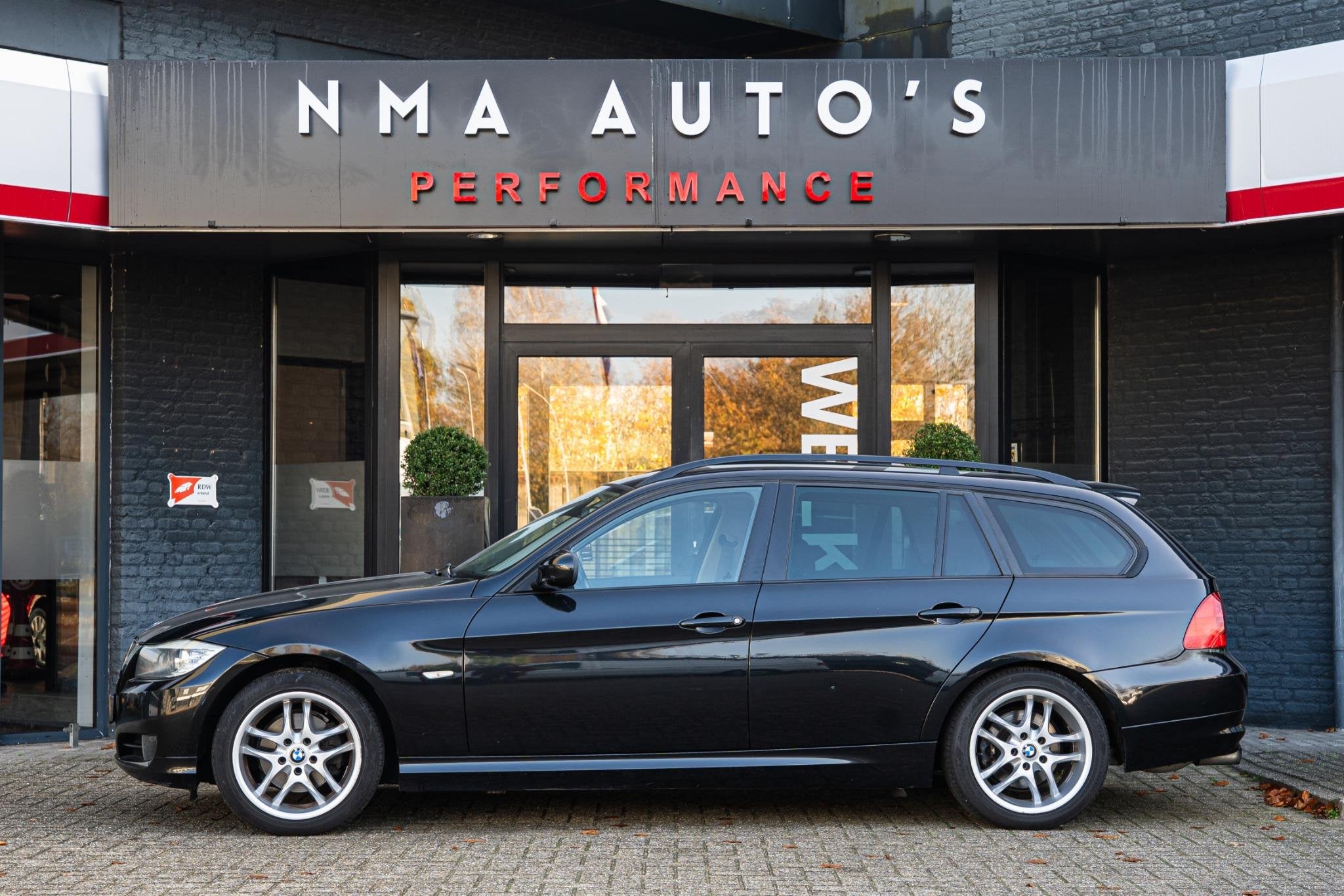 BMW 3-serie Touring 318i | AUT | CRUISE | TREKHAAK | ONDERHO, Automaat, Euro 5, 1435 kg, Zwart