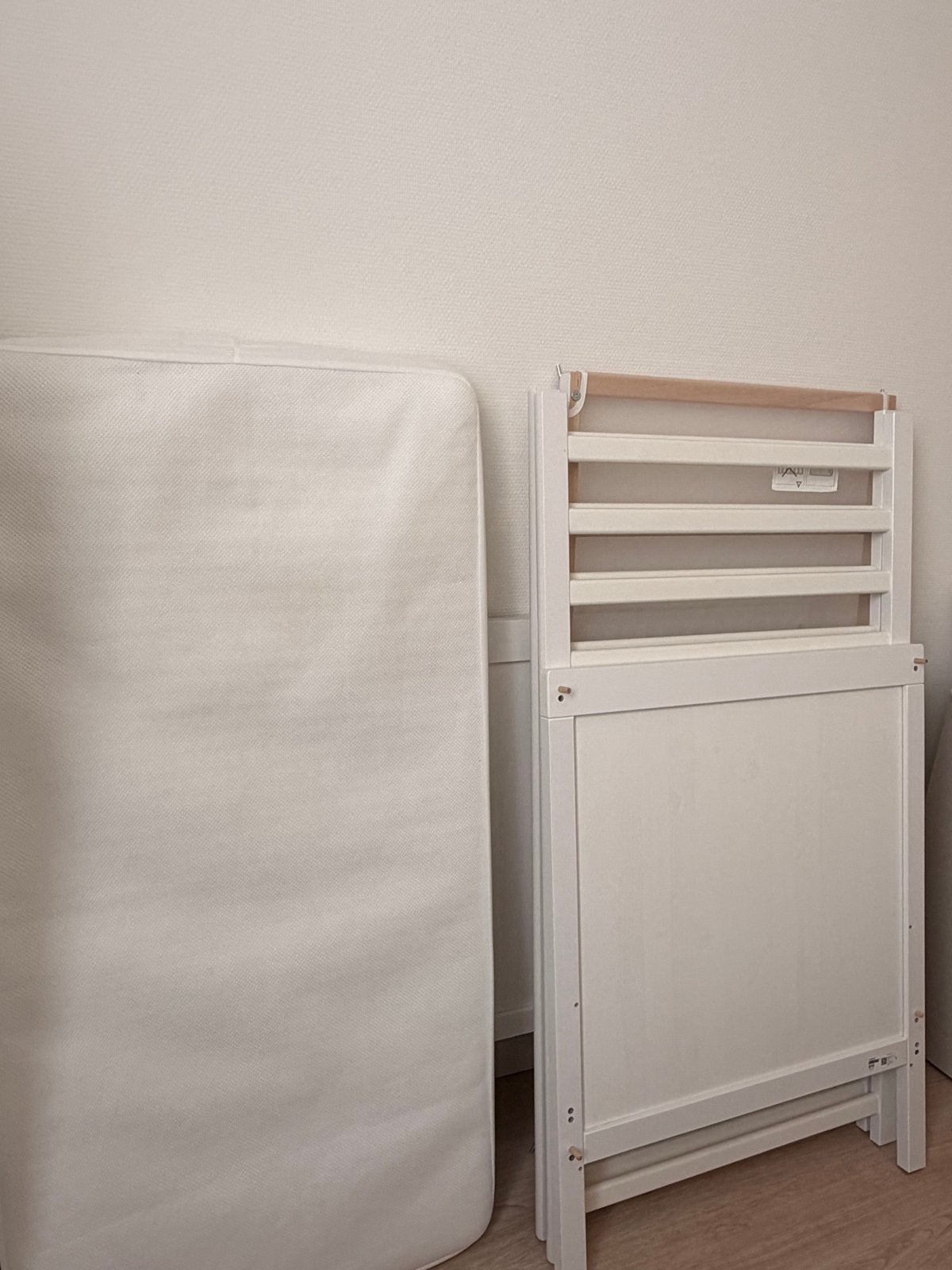 IKEA SUNDVIK babybed 60x120 cm + KRUMMELUR matras | wit, Ophalen, Gebruikt, Ledikant