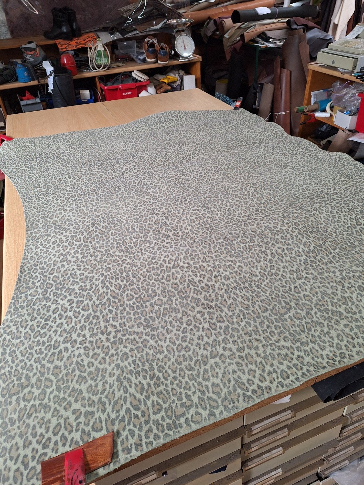 Hele mooie huid nubuck Chetaprent., Leer of Kunstleer, Nieuw, Ophalen of Verzenden, 30 tot 120 cm