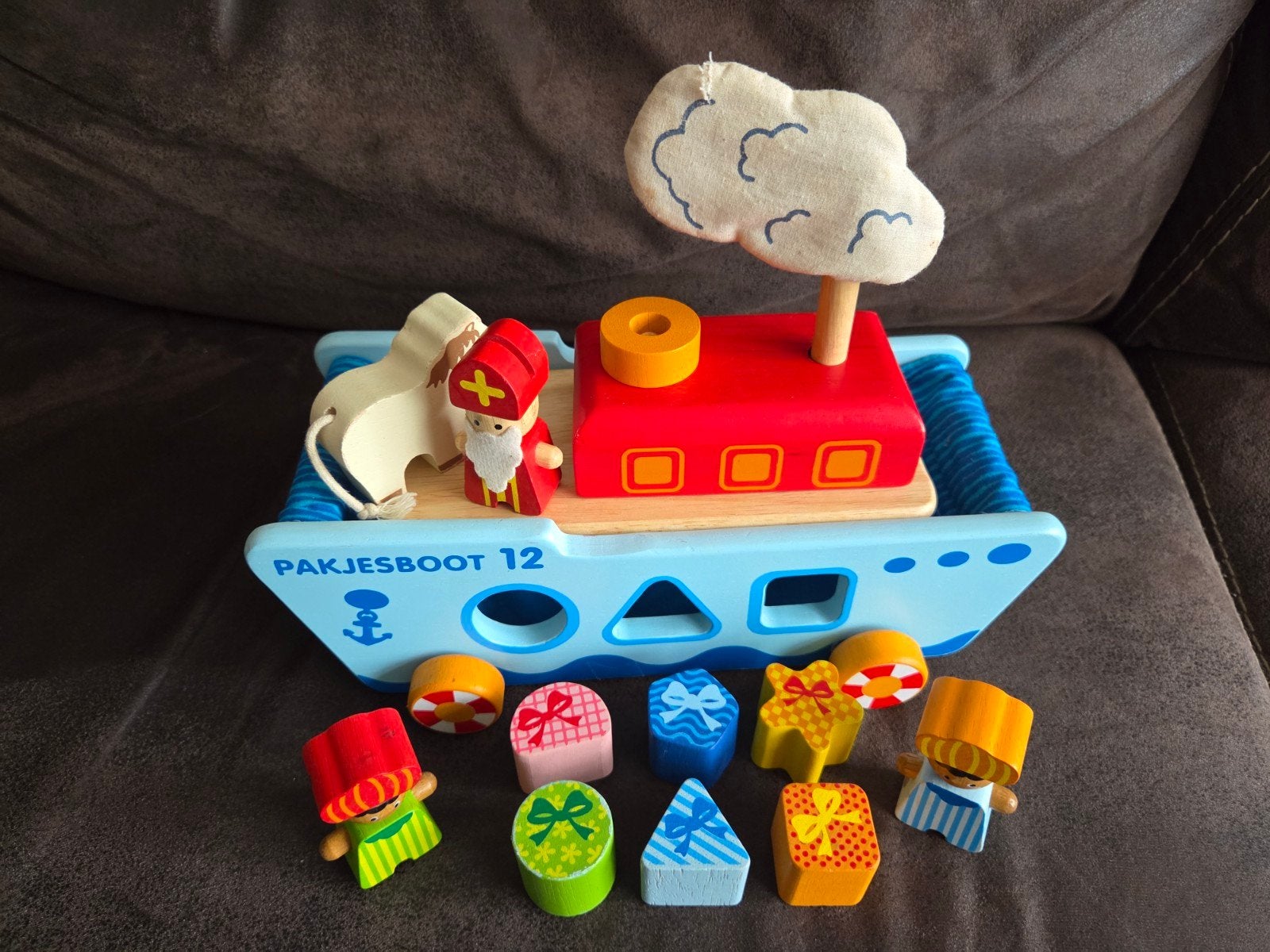 Houten Sinterklaas Pakhuisboot met Figuren en Cadeautjes, Ophalen of Verzenden, Zo goed als nieuw, Overige typen