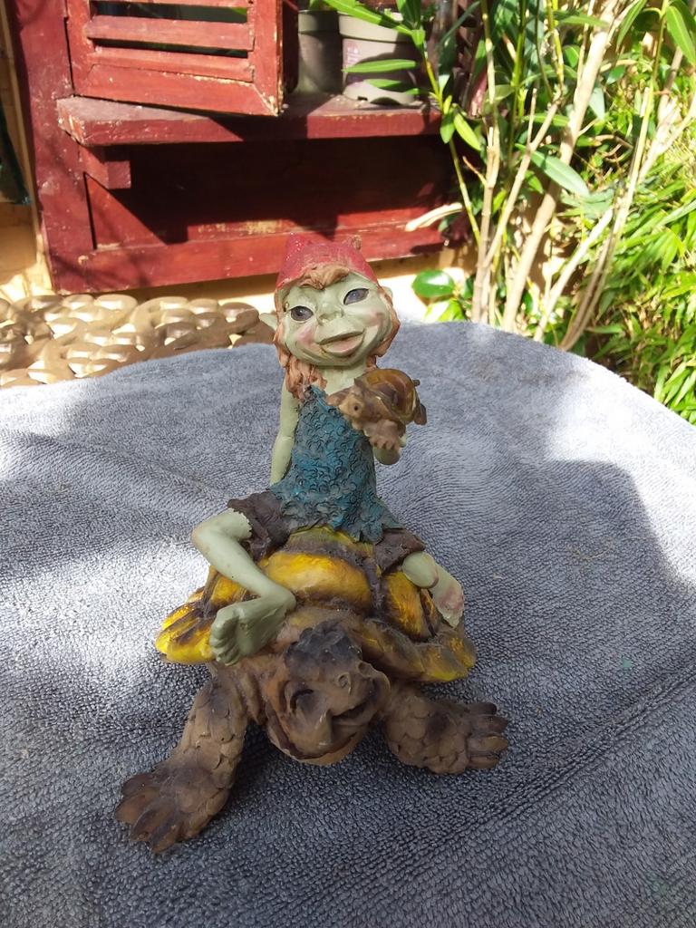 Origineel pixie beeldje, pixie op schildpad., Ophalen of Verzenden, Dier