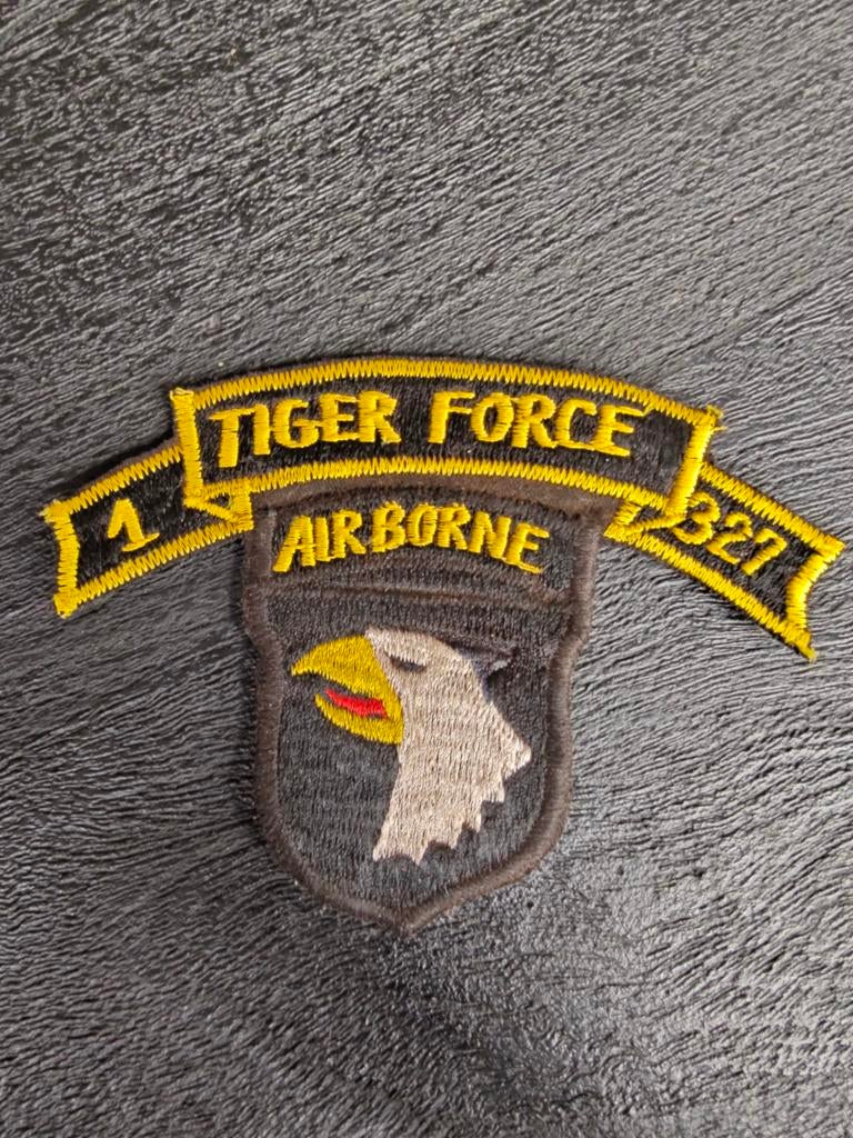 Vietnam US Army 101st Airborne Division Airmobile 327th TIGE, Verzamelen, Ophalen of Verzenden, Landmacht, Amerika, Embleem of Badge
