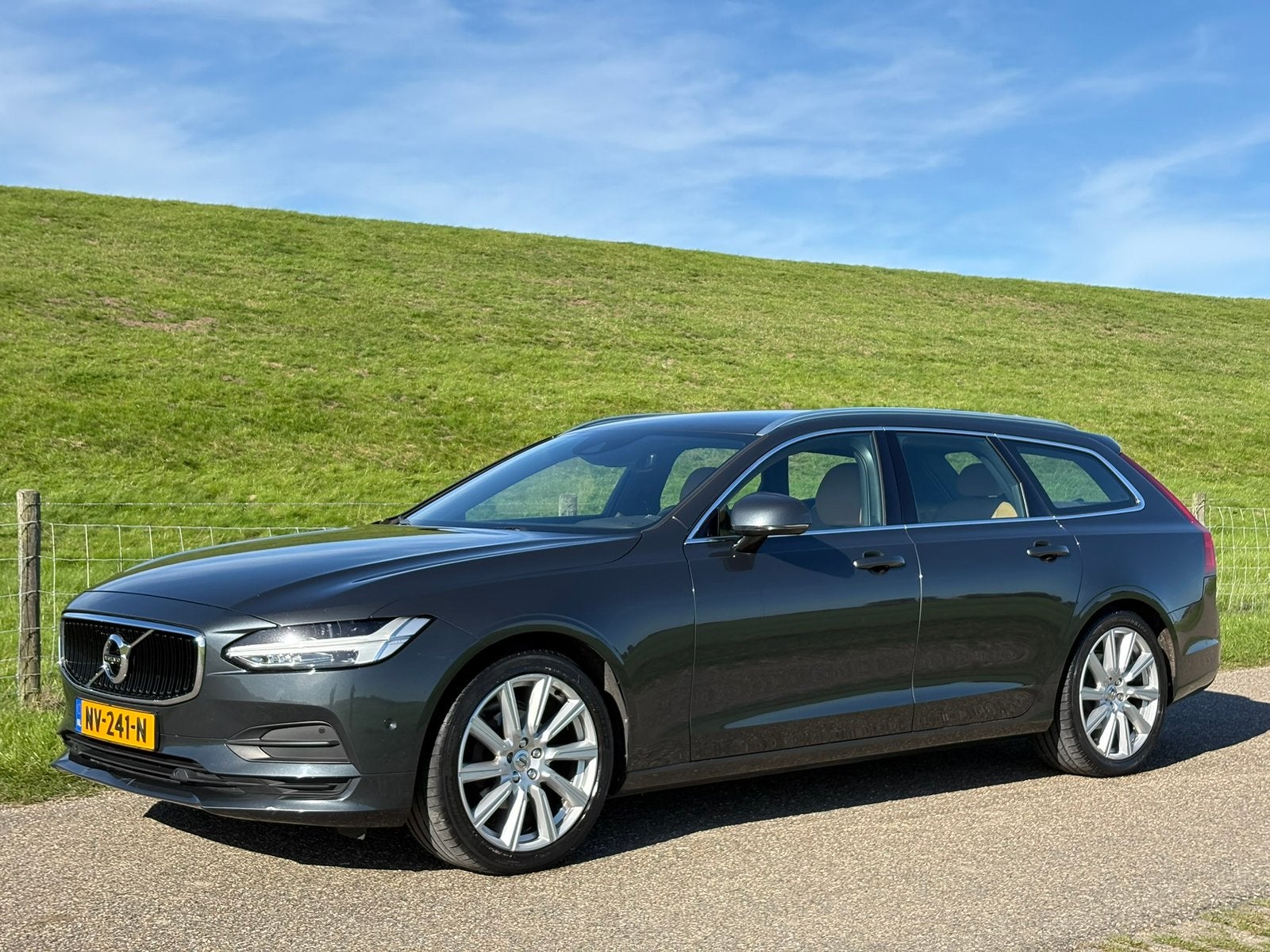 Volvo V90 D3 Aut6 2017 Grijs | Adaptive | Camera | Stoelverw, Auto's, Euro 6, 4 cilinders, 1969 cc, Diesel
