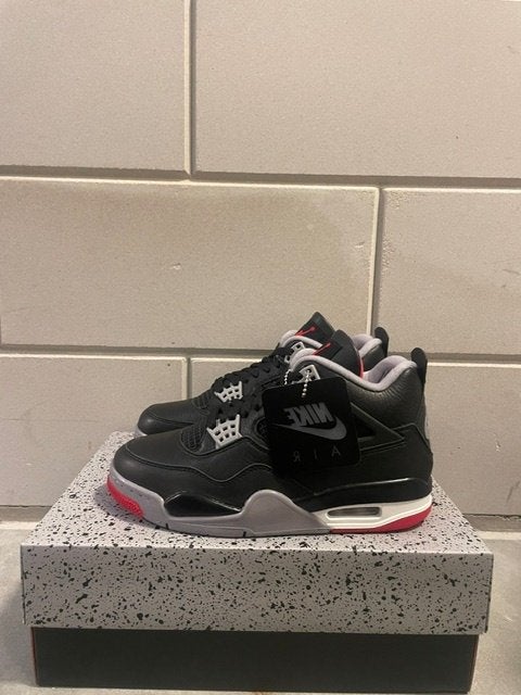 Air Jordan 4 Retro Bred Reimagined - Maat 44 - Nieuw, Kleding | Heren, Nike Jordan, Zwart, Nieuw, Ophalen of Verzenden