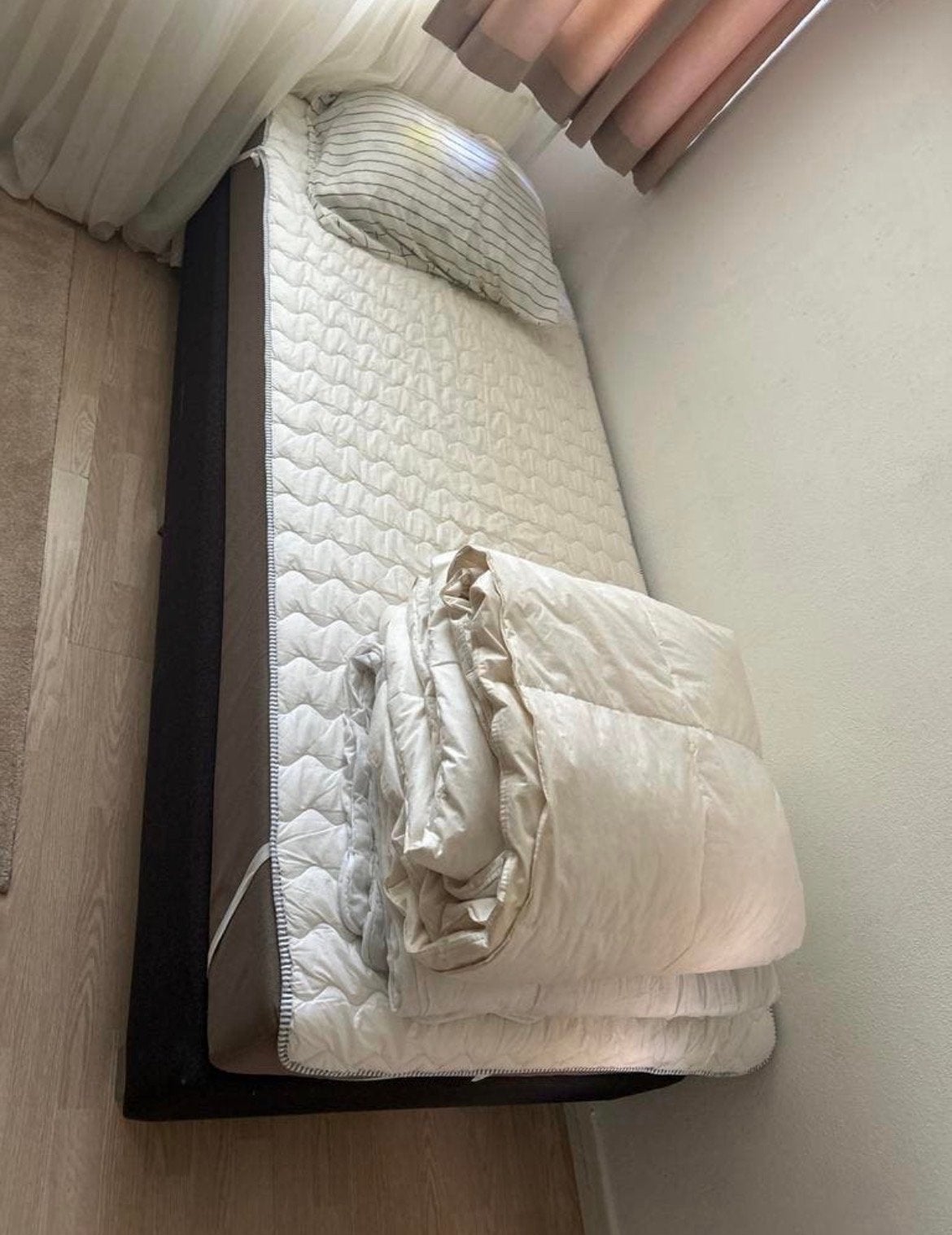 Comfortabel eenpersoonsbed met matras, Ophalen, Overige materialen, Gebruikt, 90 cm