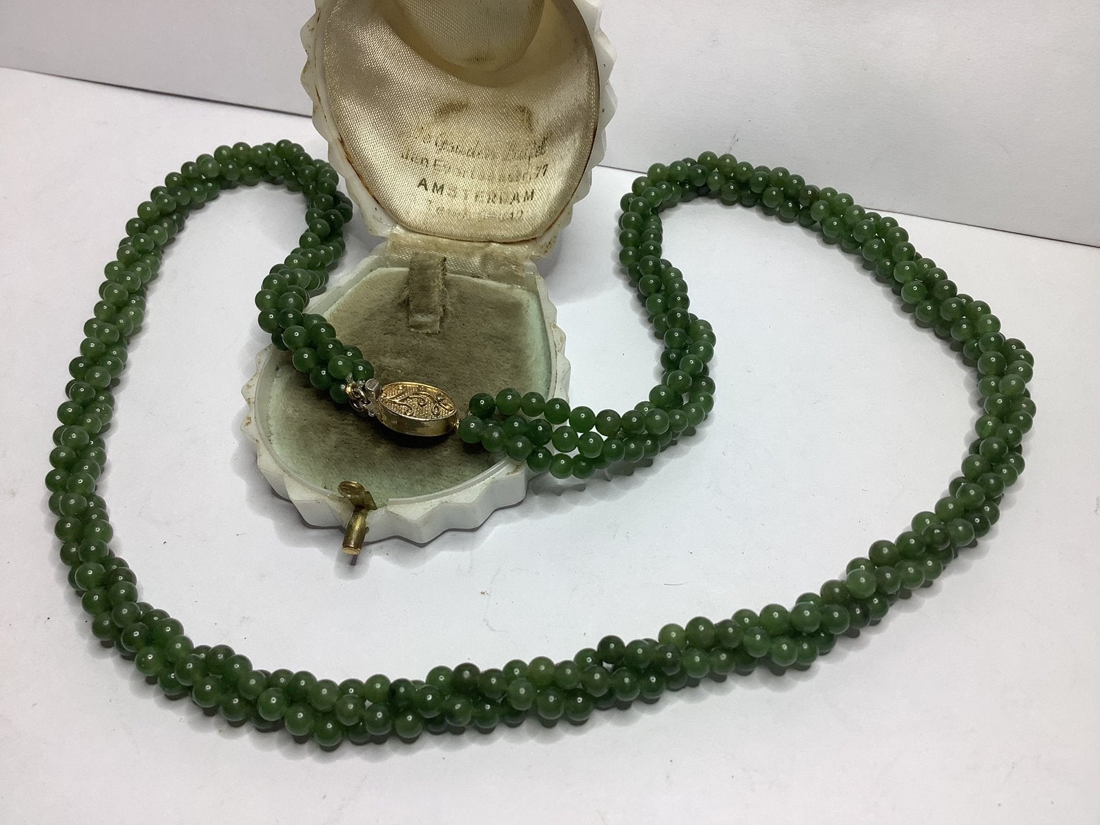 GEDRAAID DRIE STRENGEN JADE EDELSTENEN KETTING MET MOOI SLOT, Sieraden, Tassen en Uiterlijk, Antieke sieraden, Verzenden, Ketting