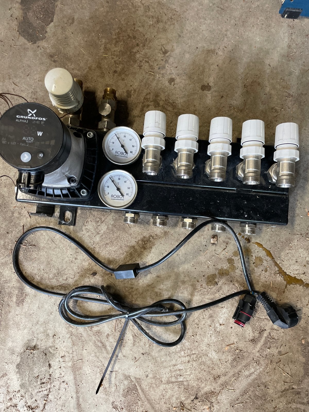 Grundfos Alpha2 vloerverwarmingsverdeler met pomp, Ophalen, Gebruikt, Minder dan 30 cm, Overige typen