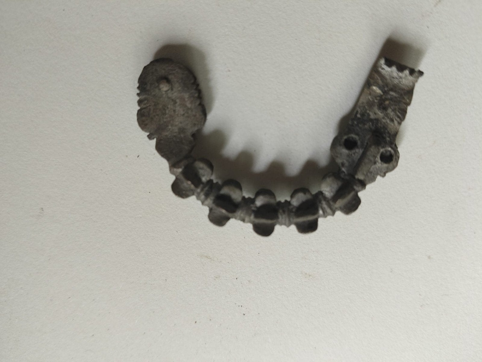 Bodemvondst één Griekse zilveren fibula, Verzenden