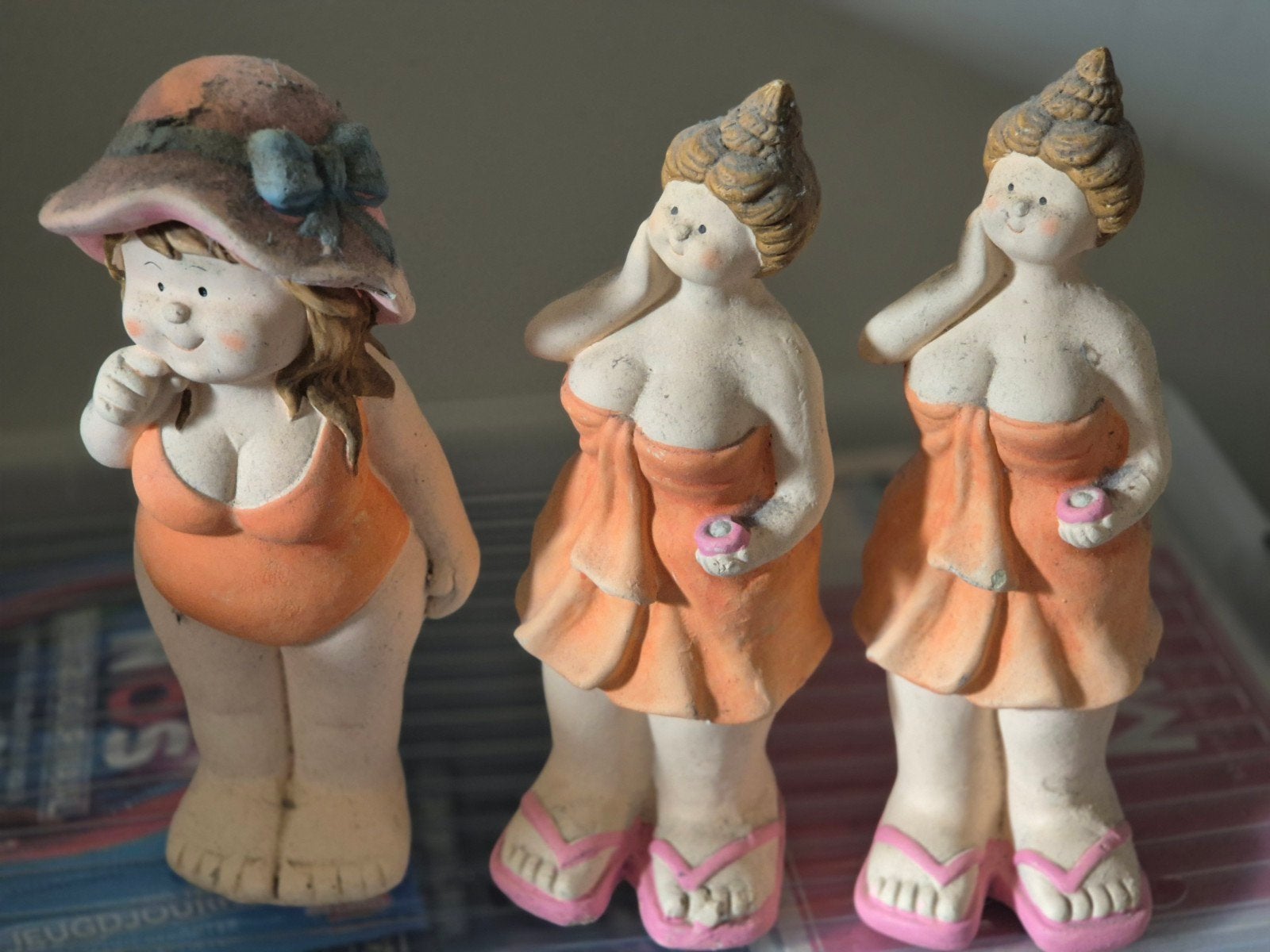 dikke dames 3 stuks in badkleding, Ophalen