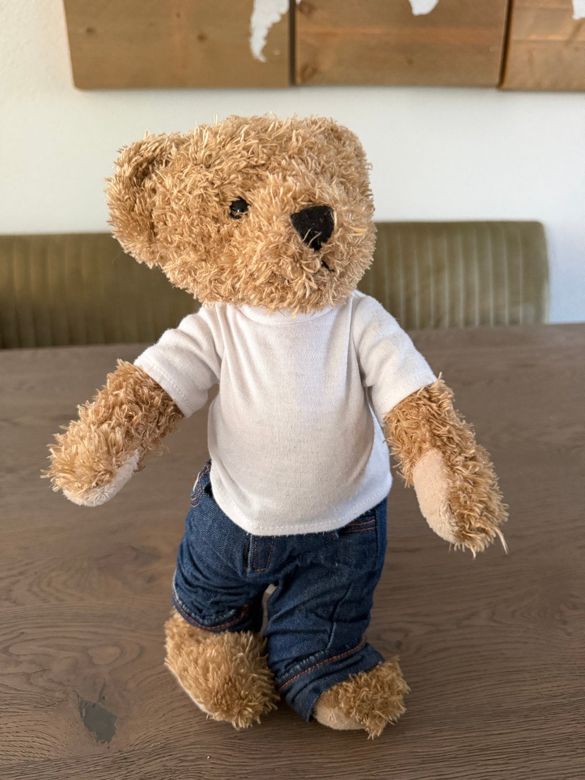Knuffelbeer met kleding van De Bijenkorf, Overige merken, Beer, Ophalen of Verzenden, Zo goed als nieuw