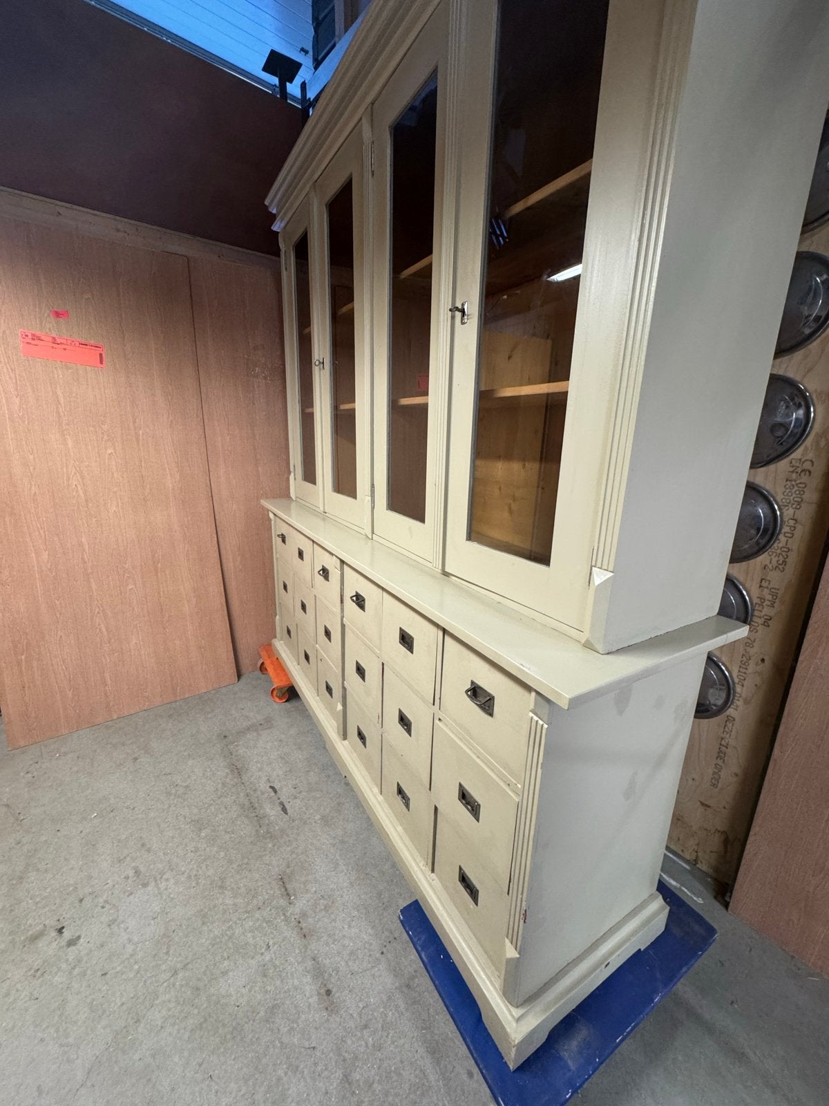 apothekers/ buffet kast  met glazen deuren en lades, Ophalen