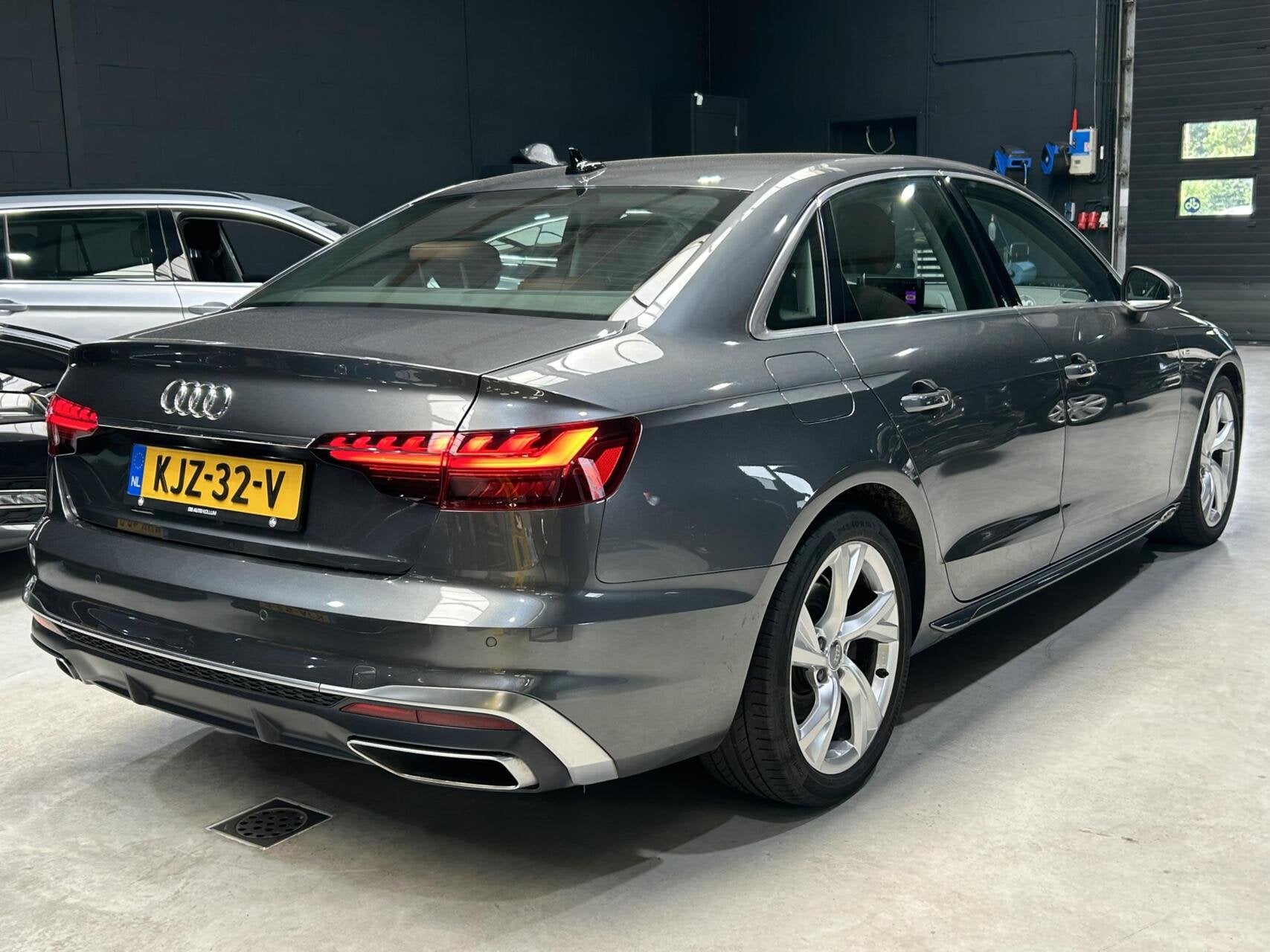 Audi A4 Limousine 35 TFSI S edition DIGI DISPLAY I FULL LED, Gebruikt, 4 cilinders, Leder, Sedan