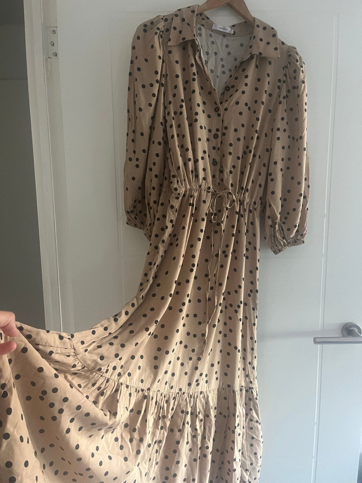 Prachtige Reserved jurk maat S, 100% viscose, nooit gedragen, Beige, Nieuw, Ophalen of Verzenden, Maat 36 (S)
