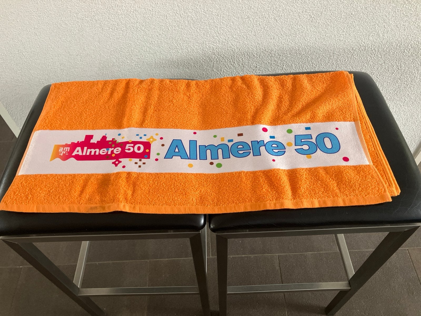 Almere 50 Jaar Handdoek - Oranje, Overige stijlen, Nieuw, Ophalen of Verzenden, Oranje