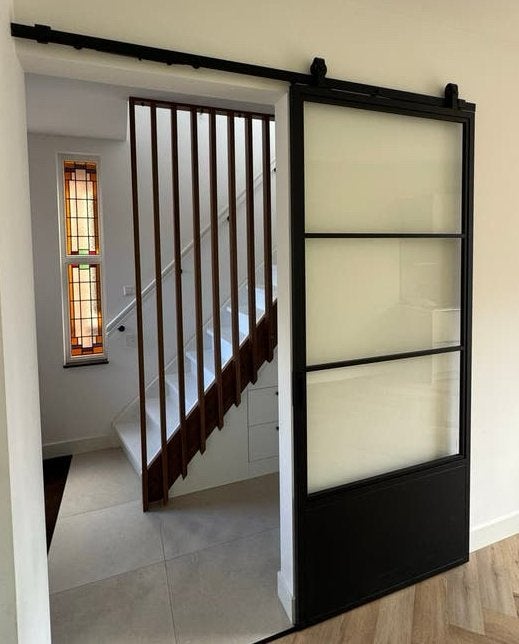 Moderne zwarte schuifdeur met glaspanelen, Doe-het-zelf en Verbouw, Ophalen, 215 cm of meer, Binnendeur, Zo goed als nieuw