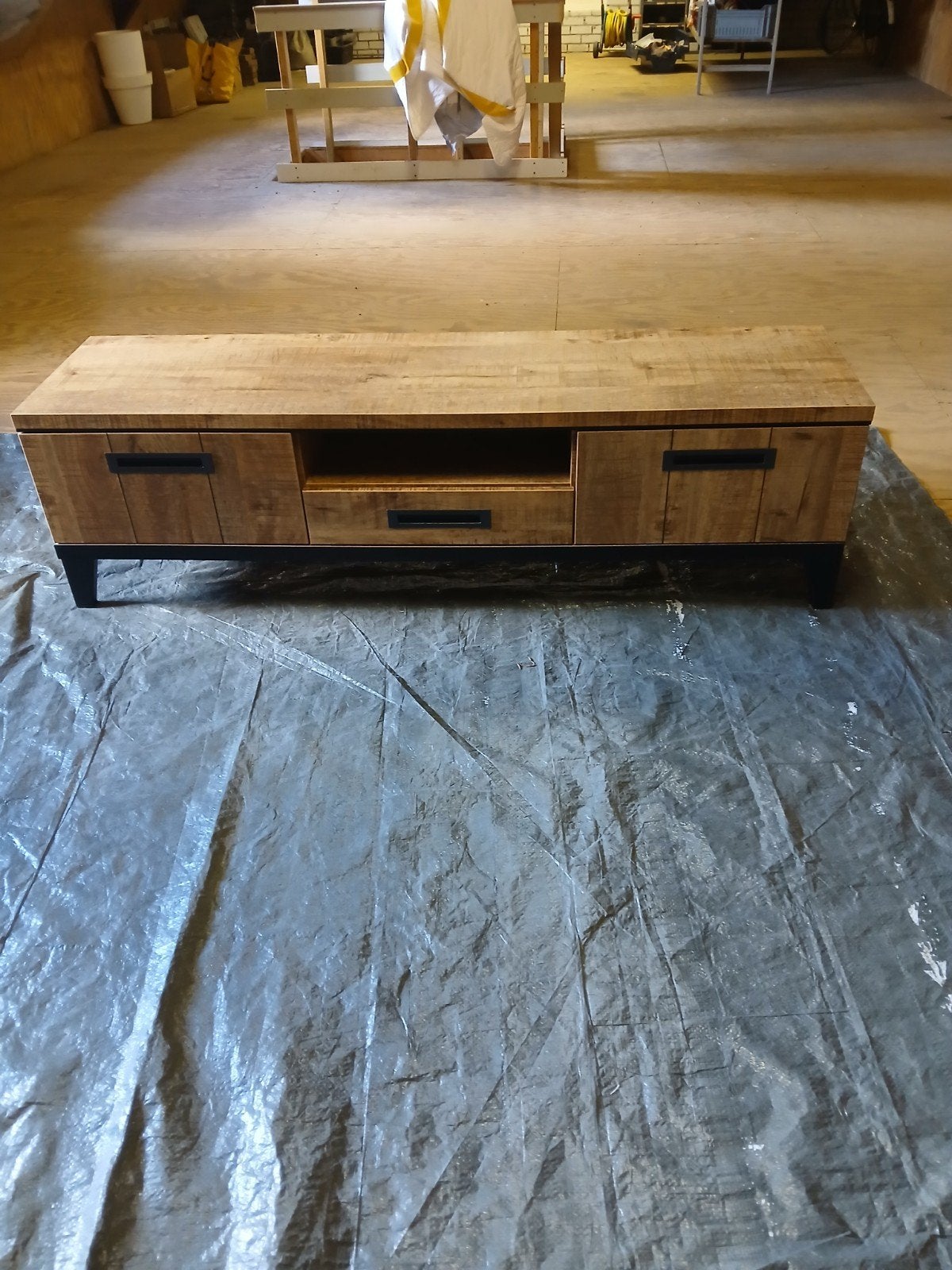 Robuust TV-meubel van mangohout met zwart onderstel, Industrieel, Landelijk, 150 tot 200 cm, Zo goed als nieuw, Minder dan 100 cm