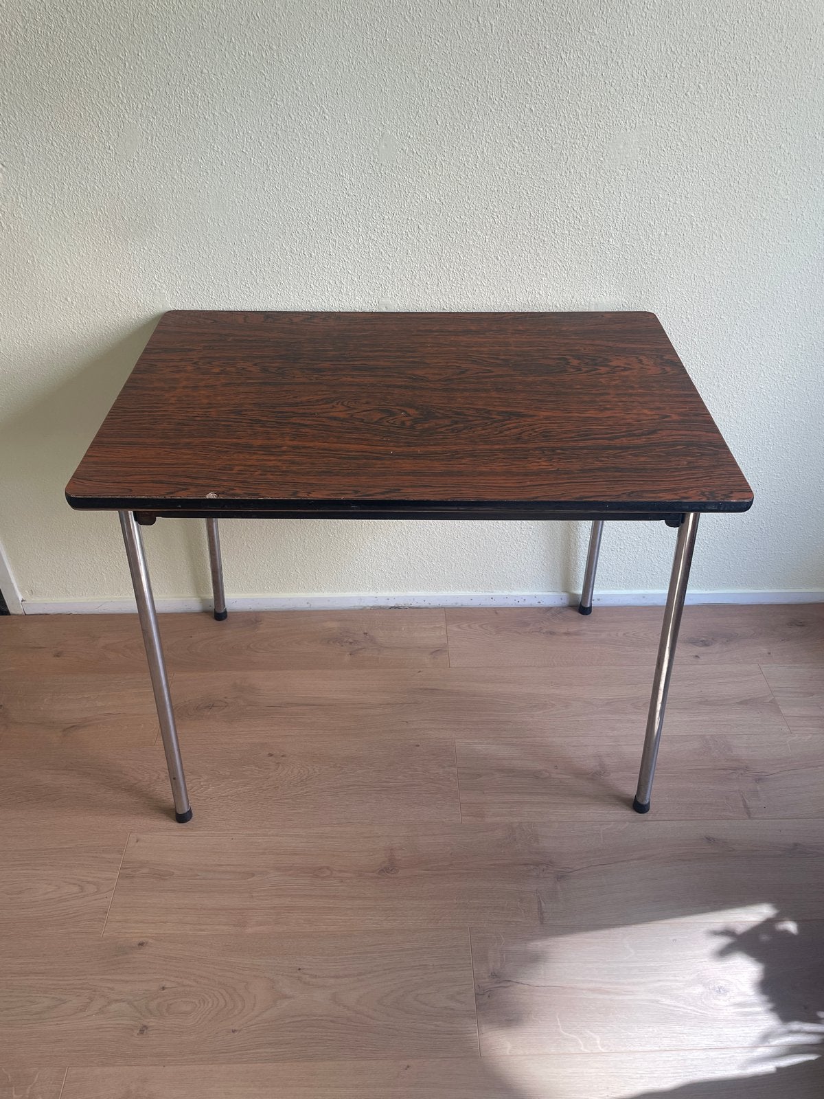 Vintage retro formica tafel met houtnerf en metalen poten, Huis en Inrichting, Ophalen, Gebruikt, Tot twee personen, 50 tot 100 cm