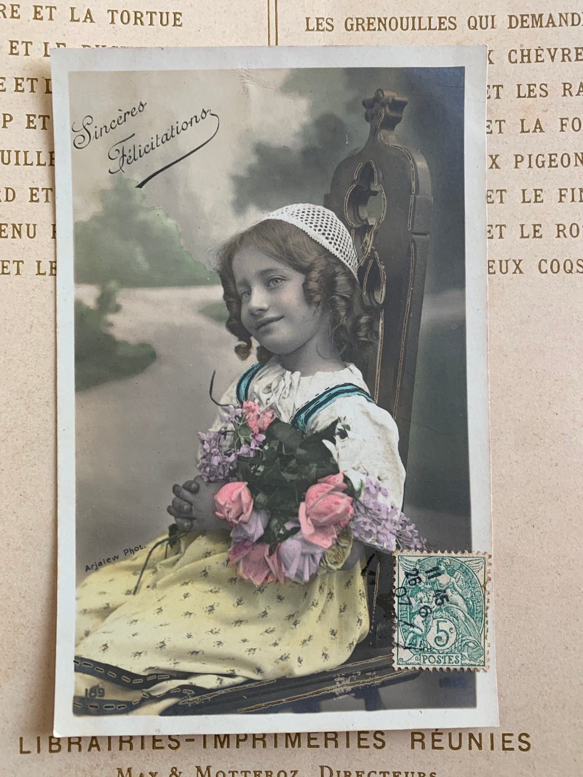 Sincères Félicitations - meisje met bosje bloemen (RR), Ophalen of Verzenden, Voor 1920, Gelopen, Kinderen