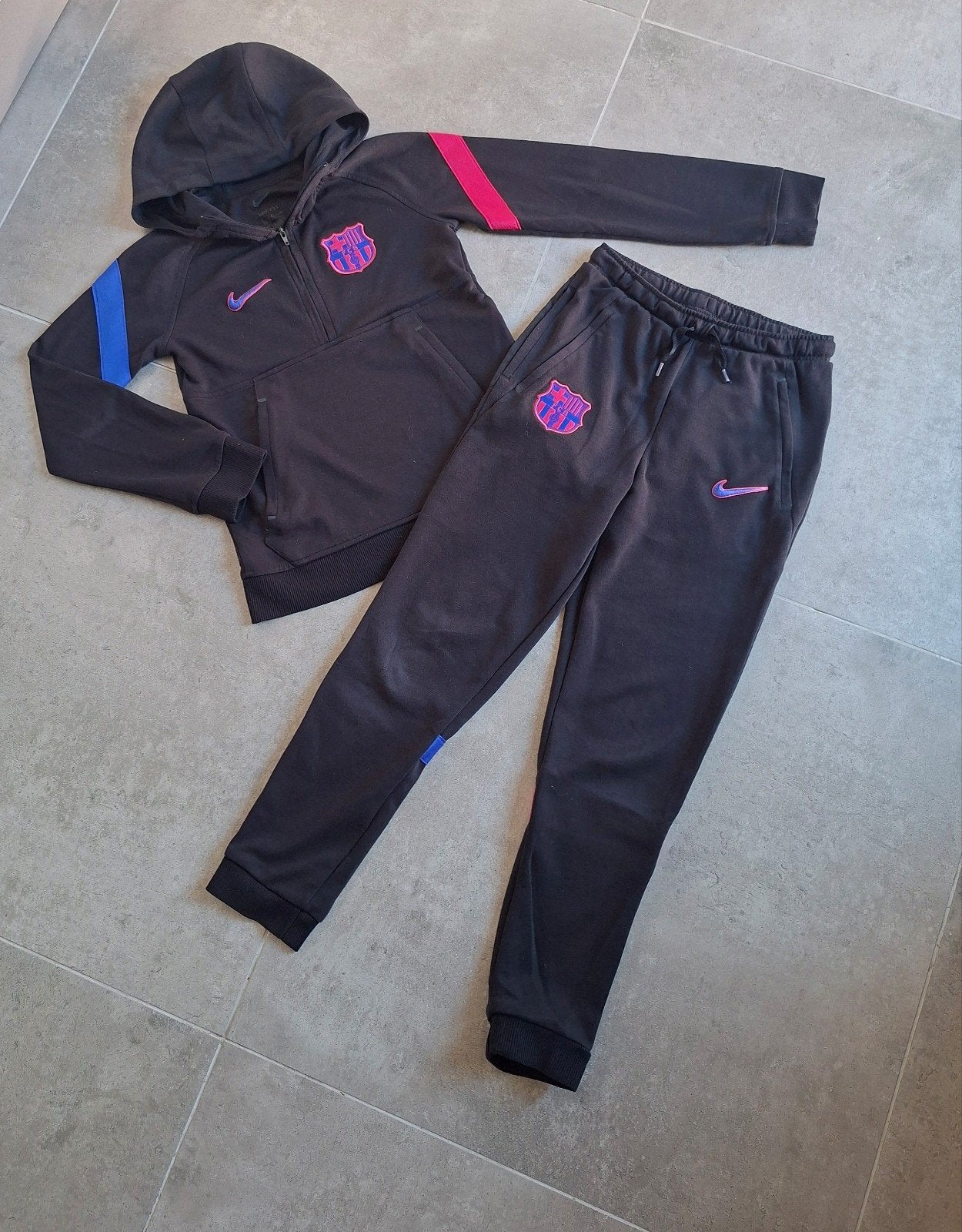 Nike FC Barcelona Trainingspak - maat 128/134, Jongen of Meisje, Sport- of Zwemkleding, Ophalen of Verzenden, Zo goed als nieuw