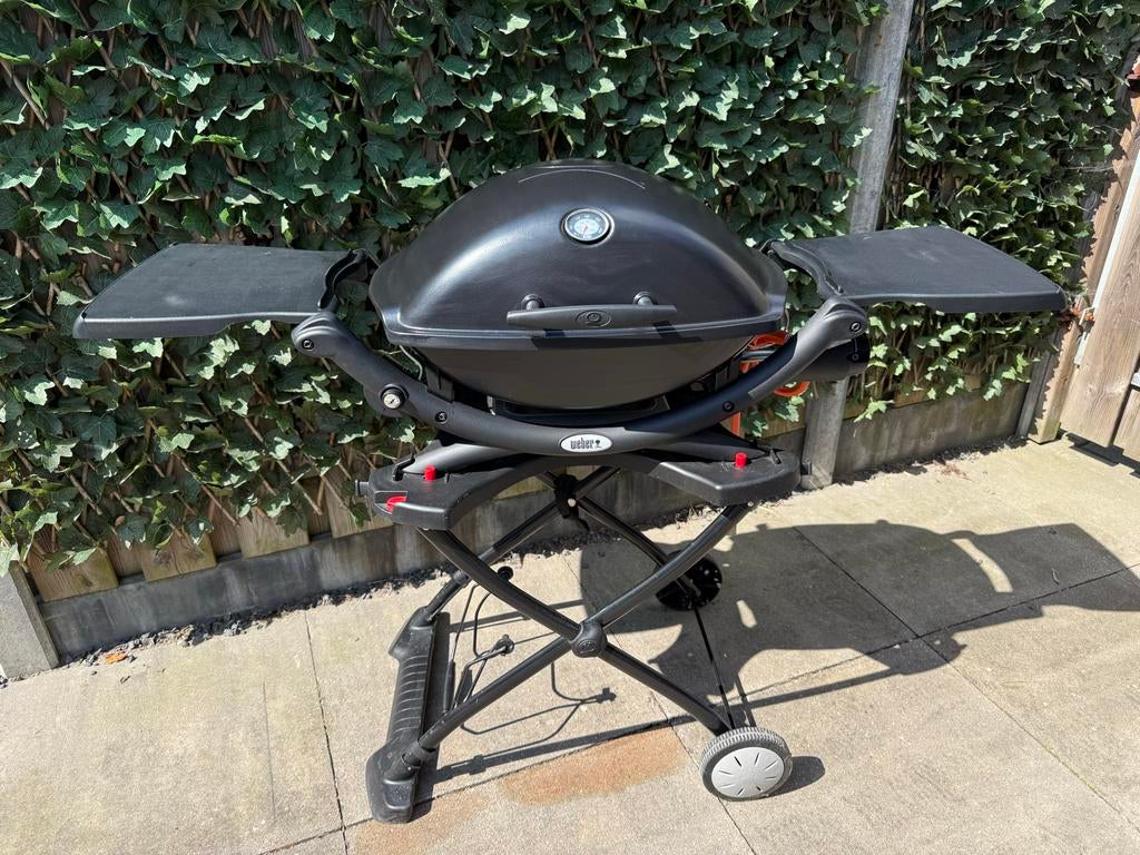 Weber Q 2200 gasbarbecue met onderstel en afdekhoes, Ophalen, Zo goed als nieuw