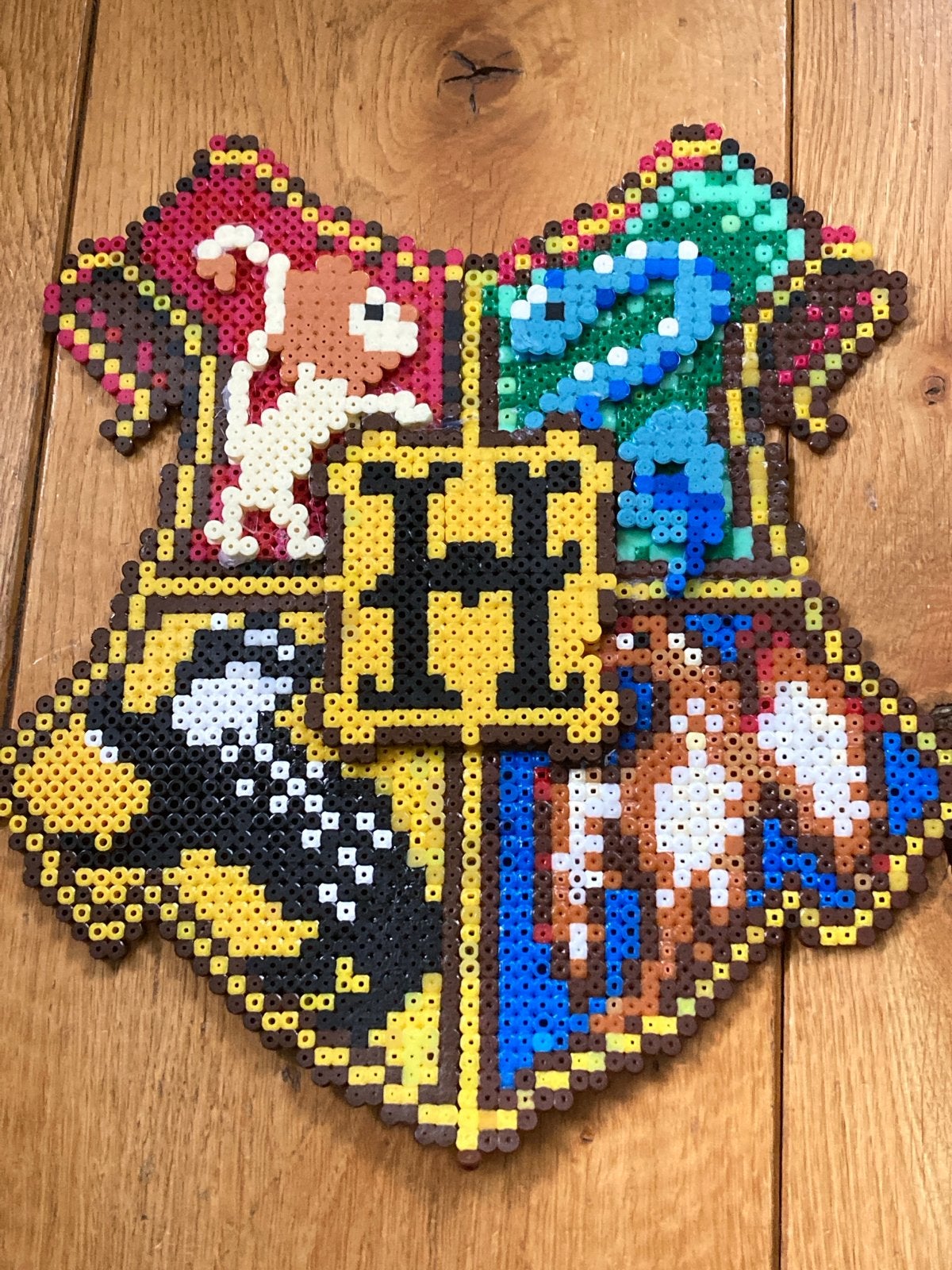 Zelfgemaakt Harry Potter Hogwarts logo van strijkkralen, Verzamelen, Ophalen of Verzenden, Gebruikt, Overige typen