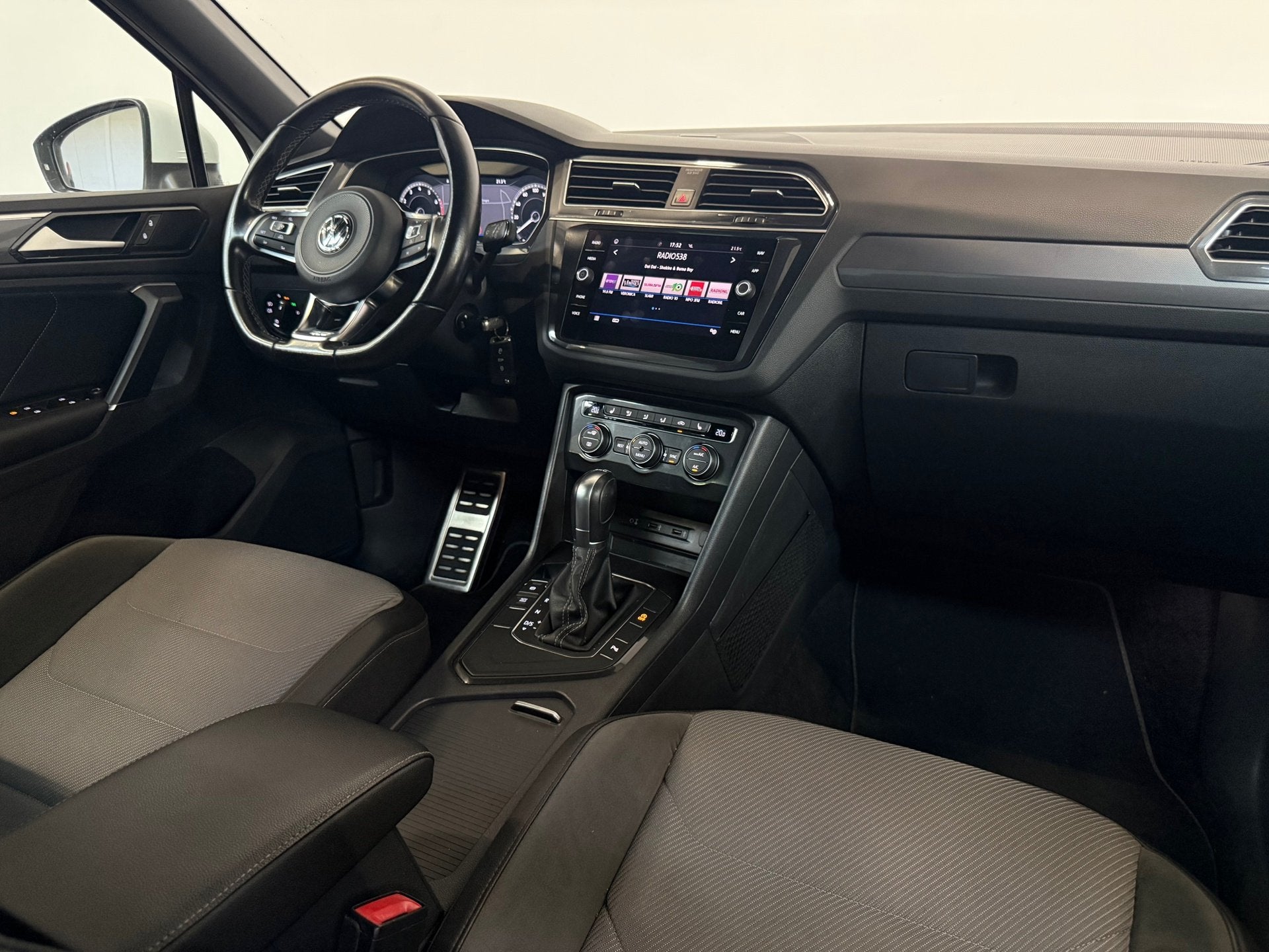 Volkswagen Tiguan 1.4 TSI ACT 3 x R line Virtual Dealer Onde, Stof, 4 cilinders, 150 pk, Wit