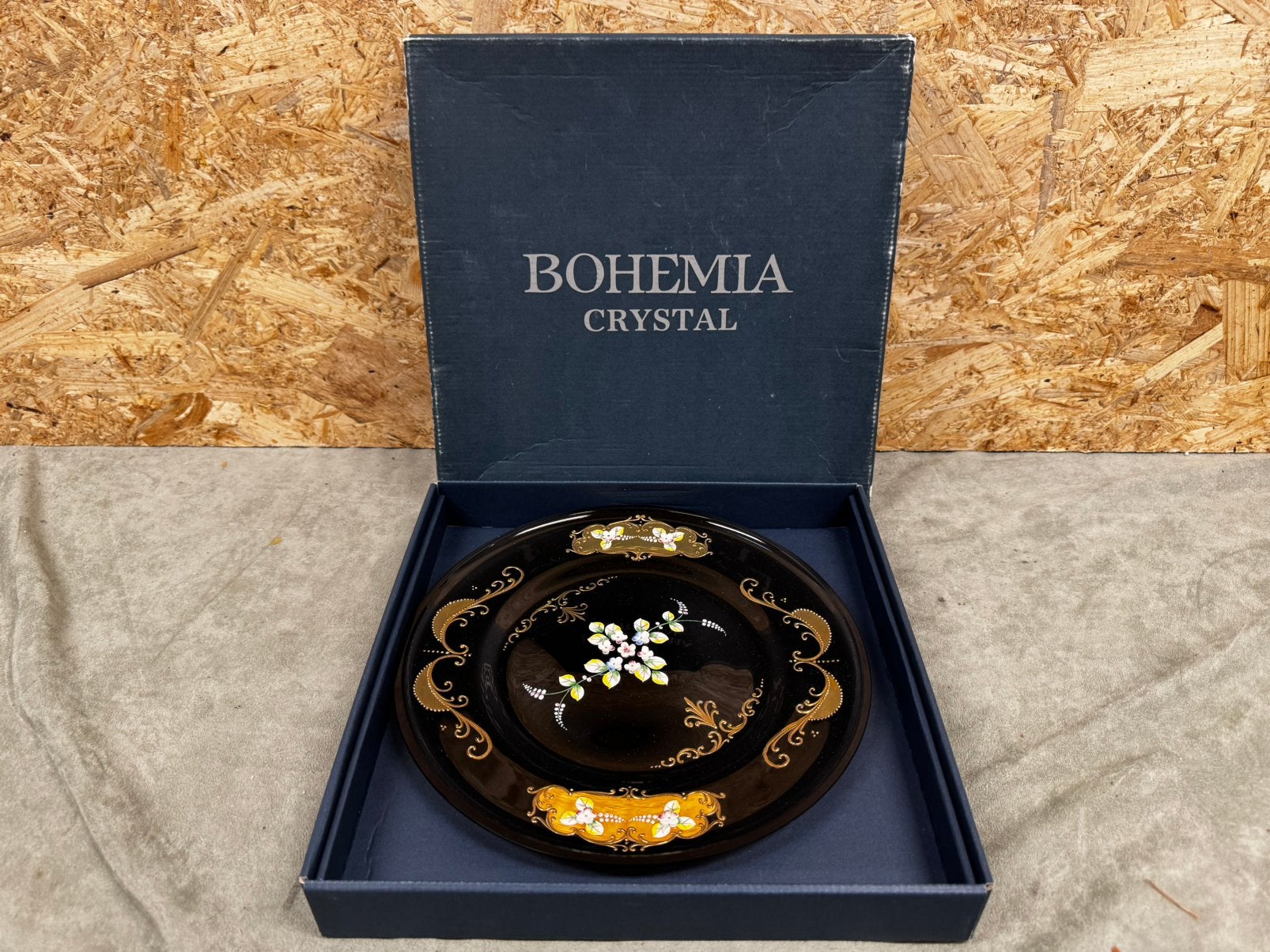 Bohemia Crystal Handbeschilderd Sierbord (met doos) - ReK4, Kristal, Ophalen of Verzenden, Zo goed als nieuw, Bord of Schaal