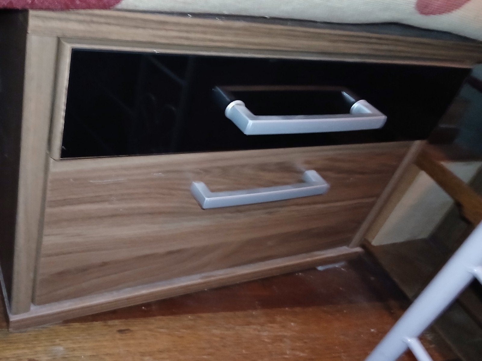 Twee stuks nachtkasjes hout en lakzwart, Ophalen, Zo goed als nieuw, Minder dan 45 cm