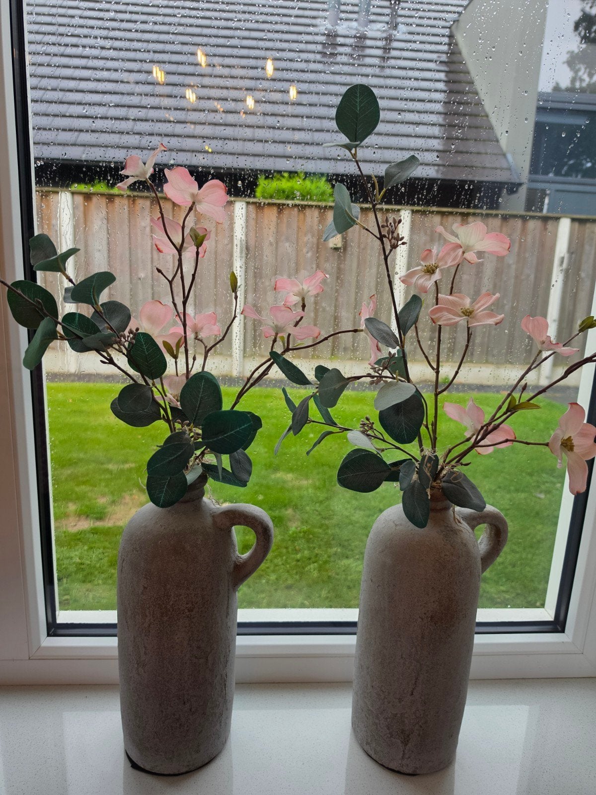 Set van 2 rustieke vazen met kunstbloemen - 35 cm hoog, Ophalen, Zo goed als nieuw, Inclusief decoratie, Grijs