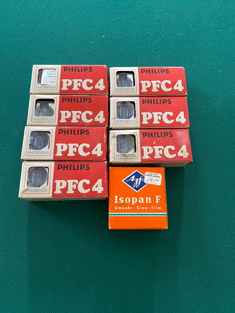 7 flitskubusjes en 1 filmrol (?), Ophalen of Verzenden, Accessoire