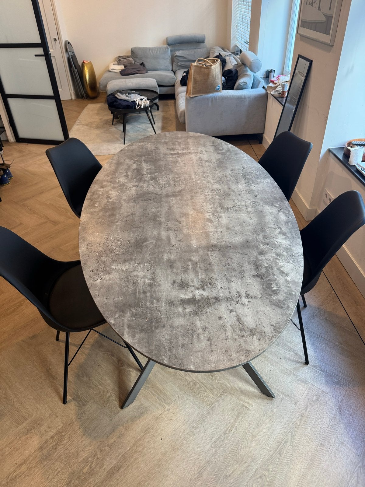 Ovale eettafel met betonnen look blad met 4 stoelen, Huis en Inrichting, Ophalen, Gebruikt, 100 tot 150 cm, 50 tot 100 cm