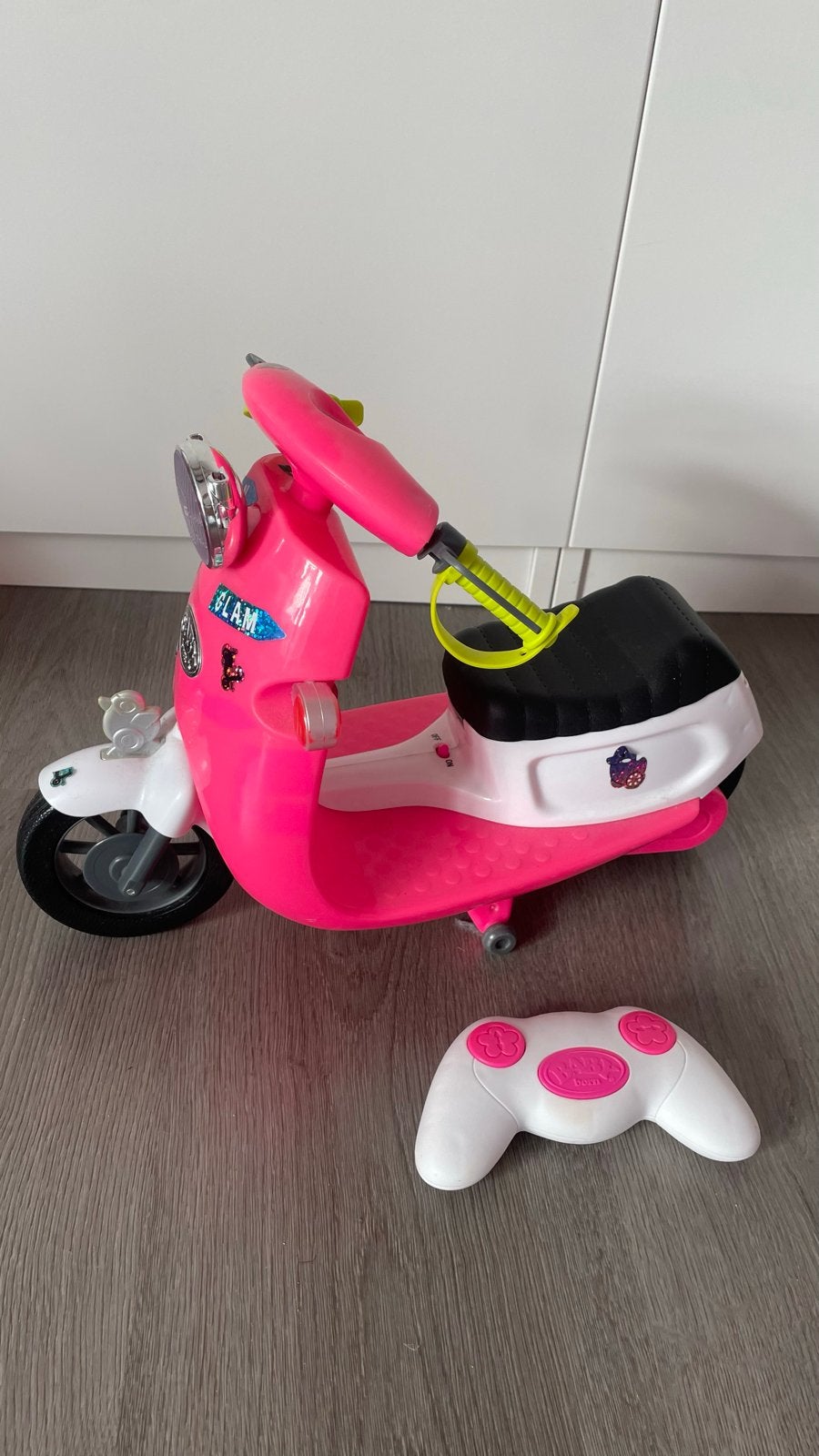 Roze speelgoed babyborn scooter met afstandsbediening, Ophalen, Zo goed als nieuw, Afstandsbediening