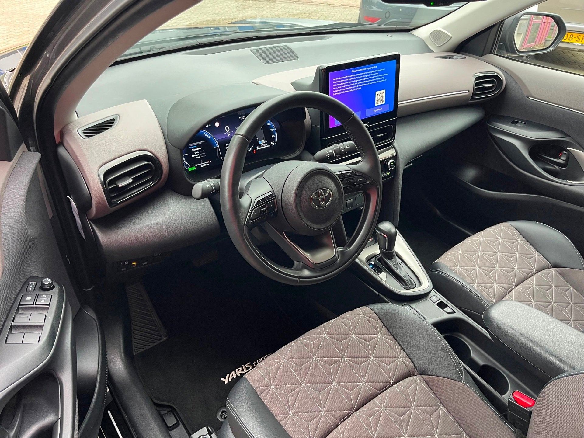 Toyota Yaris Cross 1.5 Hybrid 130 Executive Automaat / Adapt, Auto's, Dealer onderhouden, 1195 kg, Gebruikt, Leder en Stof