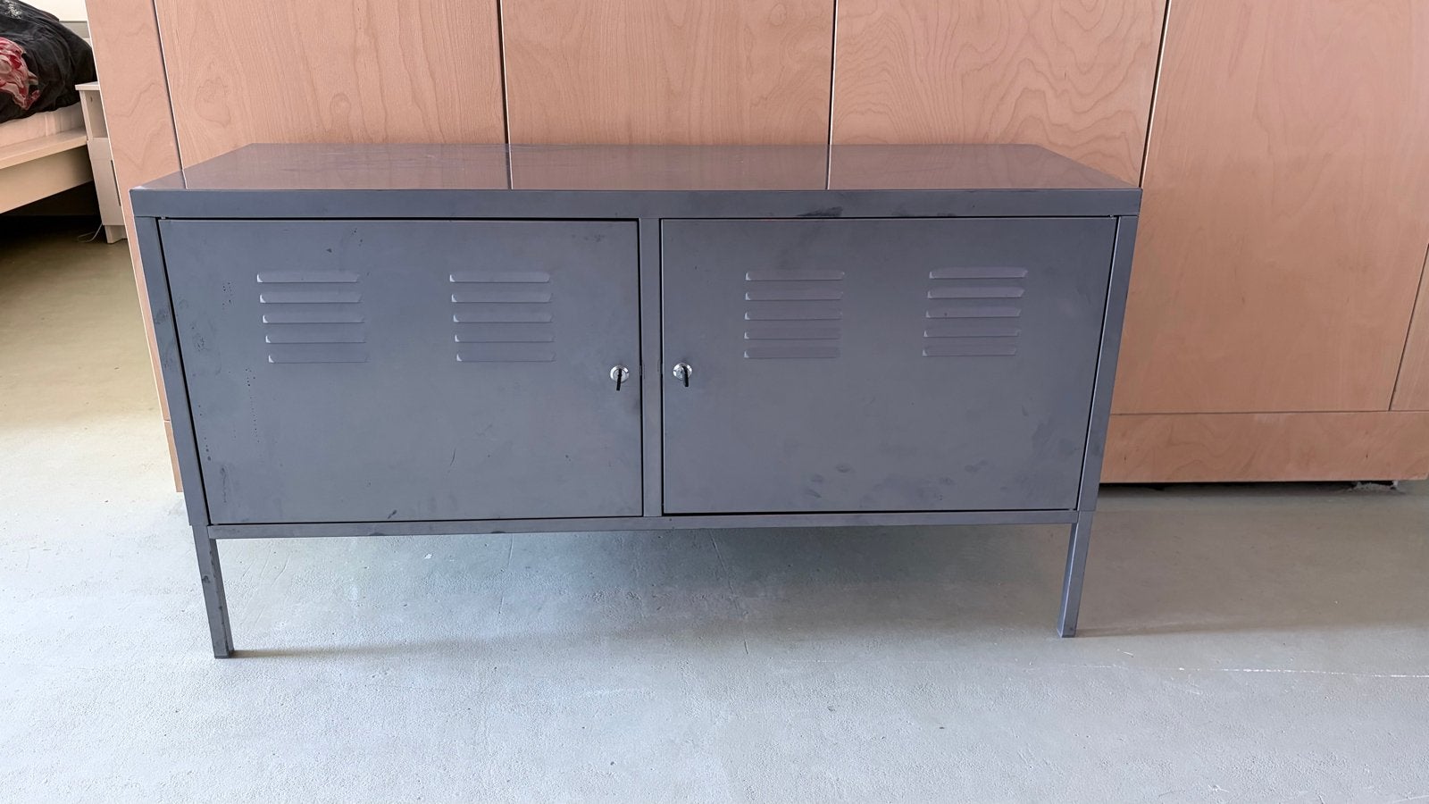 IKEA PS - Grijze metalen kast met twee deuren en sleutels, Ophalen, Gebruikt