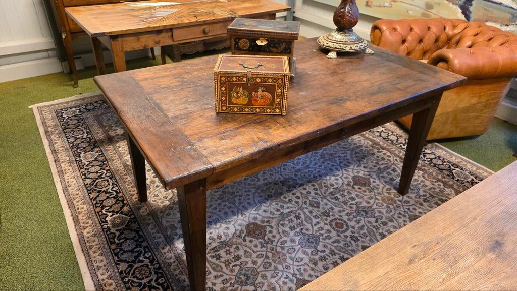 40 Antieke Eetkamertafels: tot 3 meter € 200, Ophalen