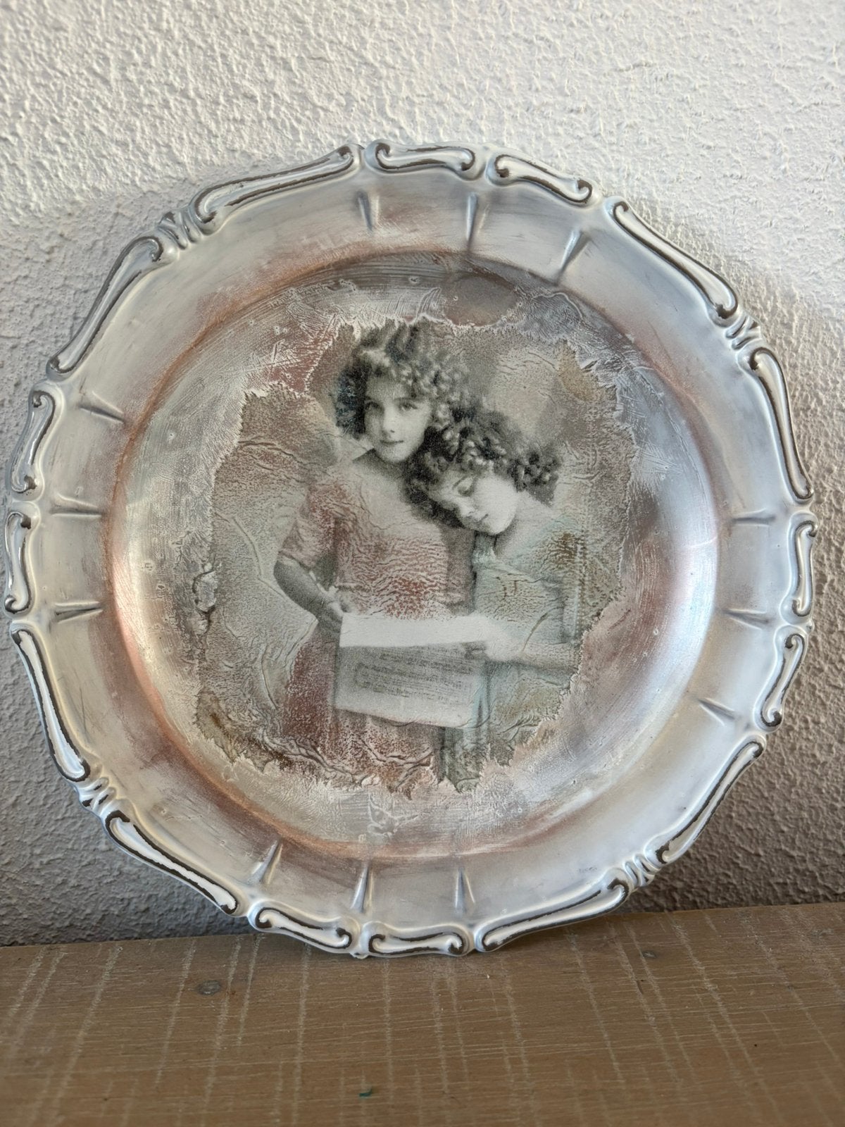 Prachtige decoratieve schaal vintage met 2 kinderen erop, Antiek en Kunst, Ophalen of Verzenden