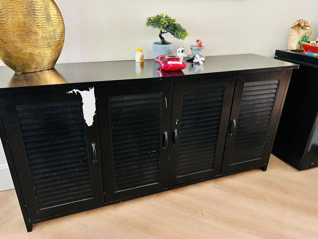 Zwart dressoir van Meubella, Huis en Inrichting, Kasten | Dressoirs, Ophalen, Gebruikt, 150 tot 200 cm, 25 tot 50 cm