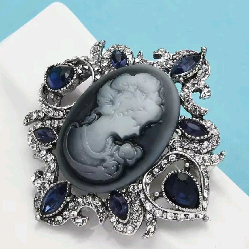 Nieuwe Camee Broche met Blauwe en Witte Strass, Ophalen, Overige materialen, 4 tot 7 cm, Blauw