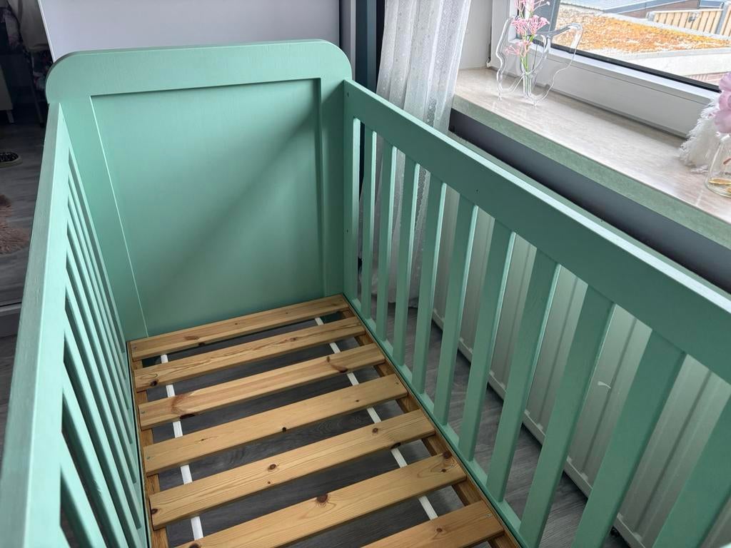Ledikantje geverfd met Little Stars, kleur mat Toverbos, Kinderen en Baby's, Babywiegjes en Ledikanten, Ophalen, Zo goed als nieuw