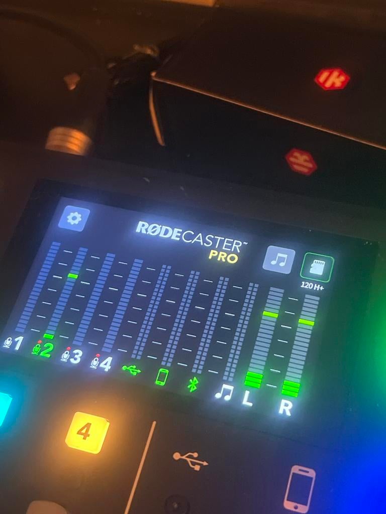 Rode Rodecaster Pro - Podcast Studio Console, Muziek en Instrumenten, Mengpanelen, Zo goed als nieuw, Minder dan 5 kanalen, Microfooningang