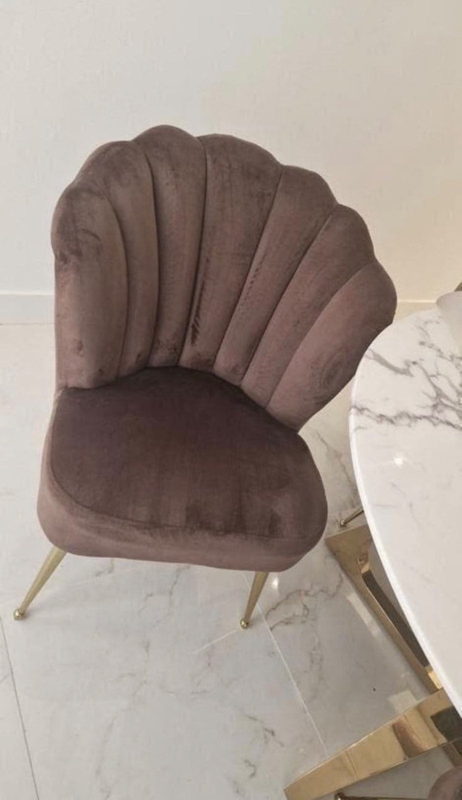 Set van 4 fluwelen schelpstoelen met gouden poten, Huis en Inrichting, Ophalen, Bruin, Zo goed als nieuw, Vier