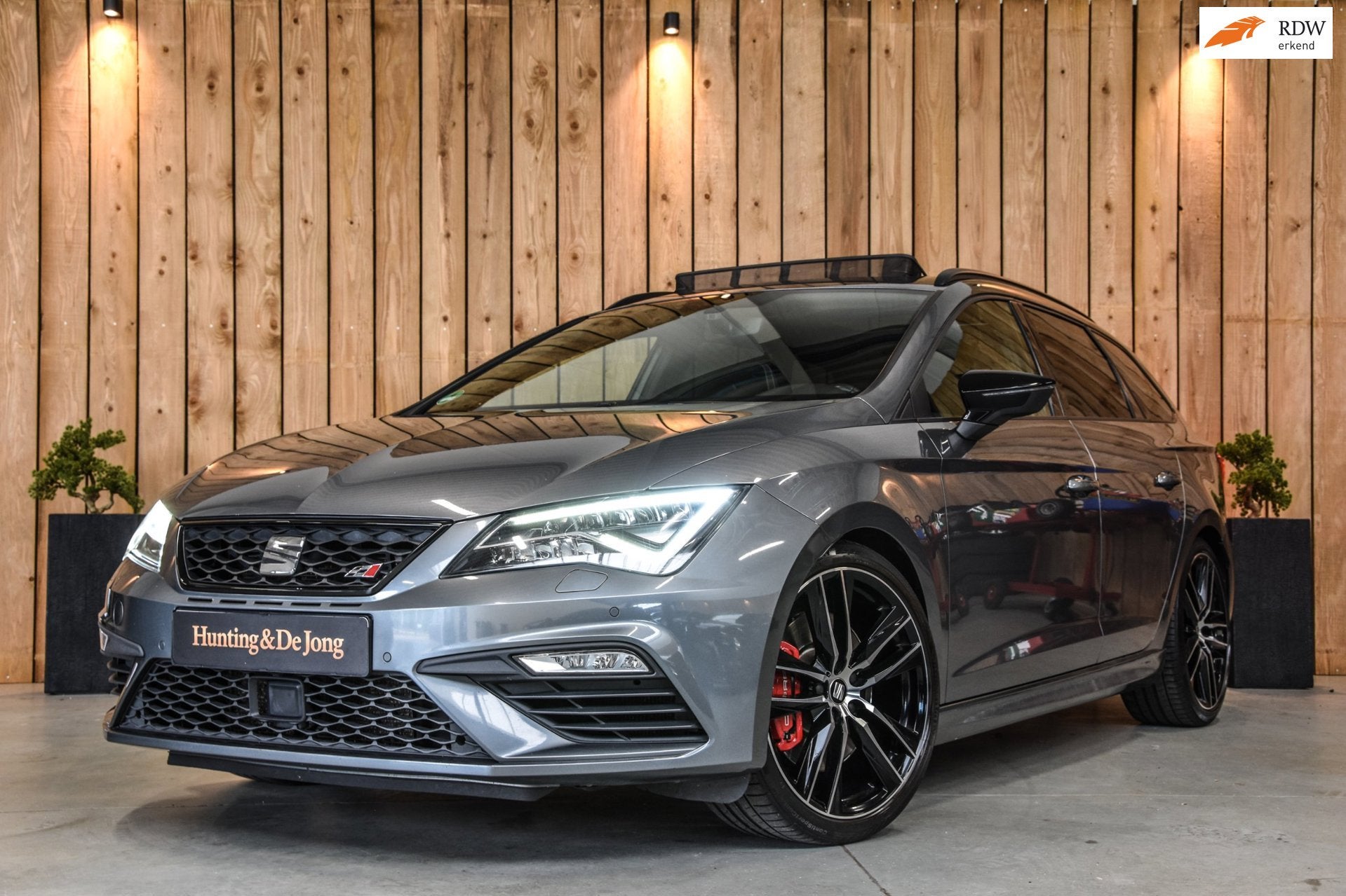 Seat Leon ST 2.0 TSI CUPRA 300 4DRIVE *Pano*Kuipstoelen*Came, Auto's, Seat, Automaat, Parkeersensor, Gebruikt, 4 cilinders