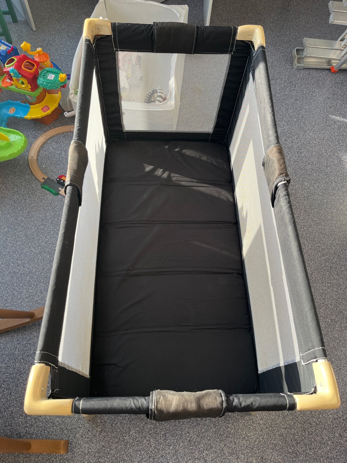 Compact en opvouwbaar campingbedje/box, Kinderen en Baby's, Boxen, Ophalen, Gebruikt, Rechthoekig, Boxkleed