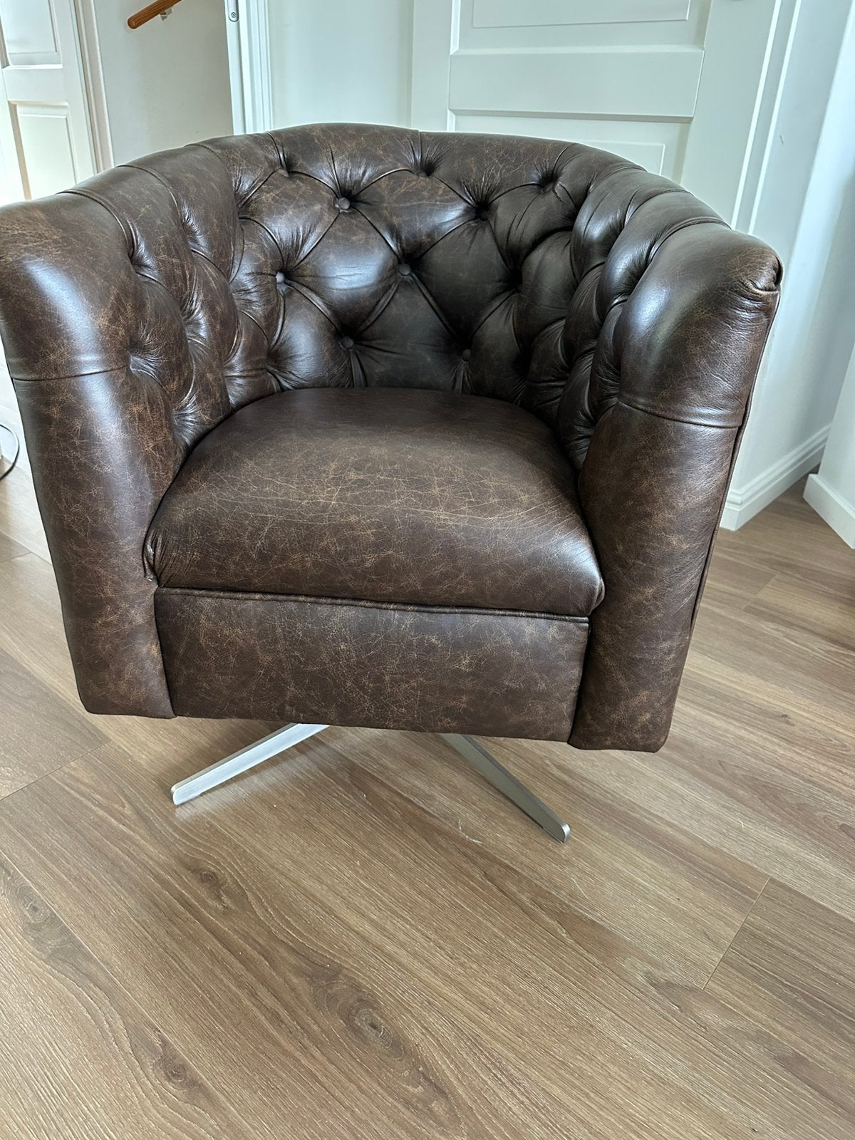 Chesterfield draaistoel, Ophalen, Minder dan 75 cm, Leer, Zo goed als nieuw
