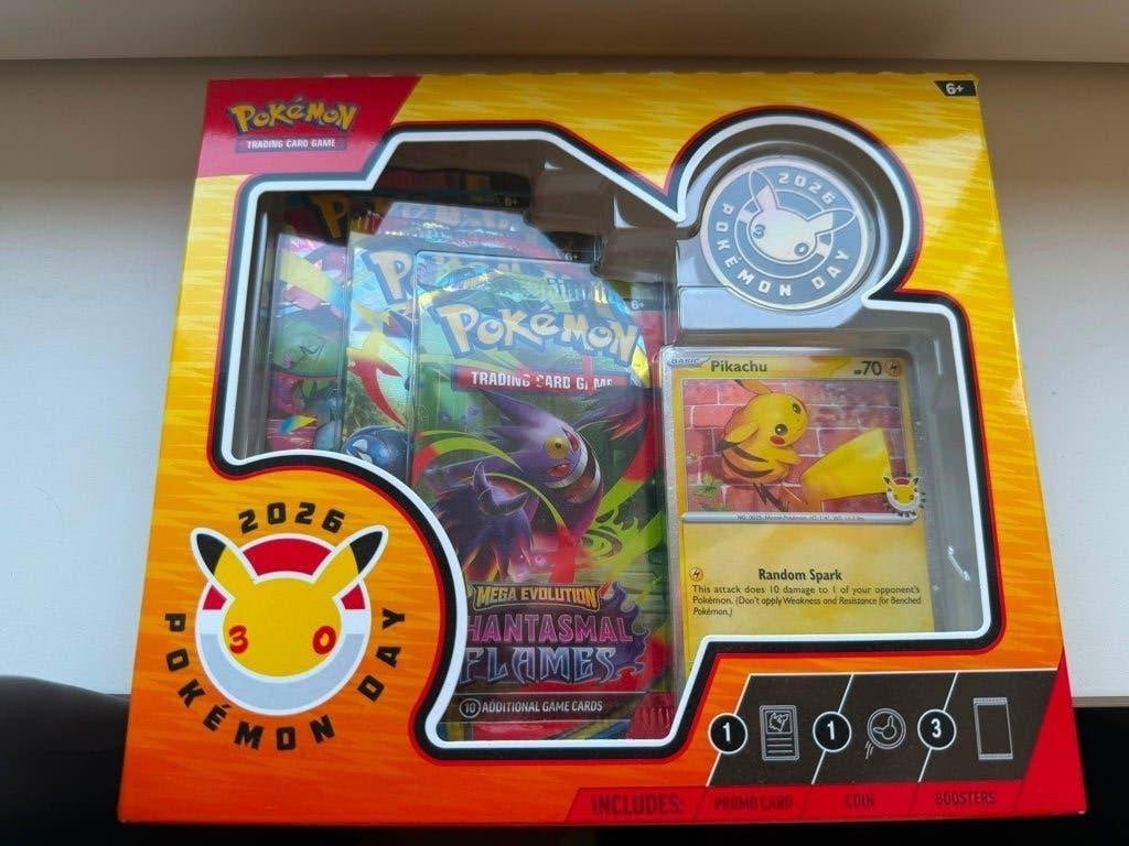 Pokemon Day 2026 Collection Box, Ophalen of Verzenden, Nieuw, Meerdere kaarten, Foil