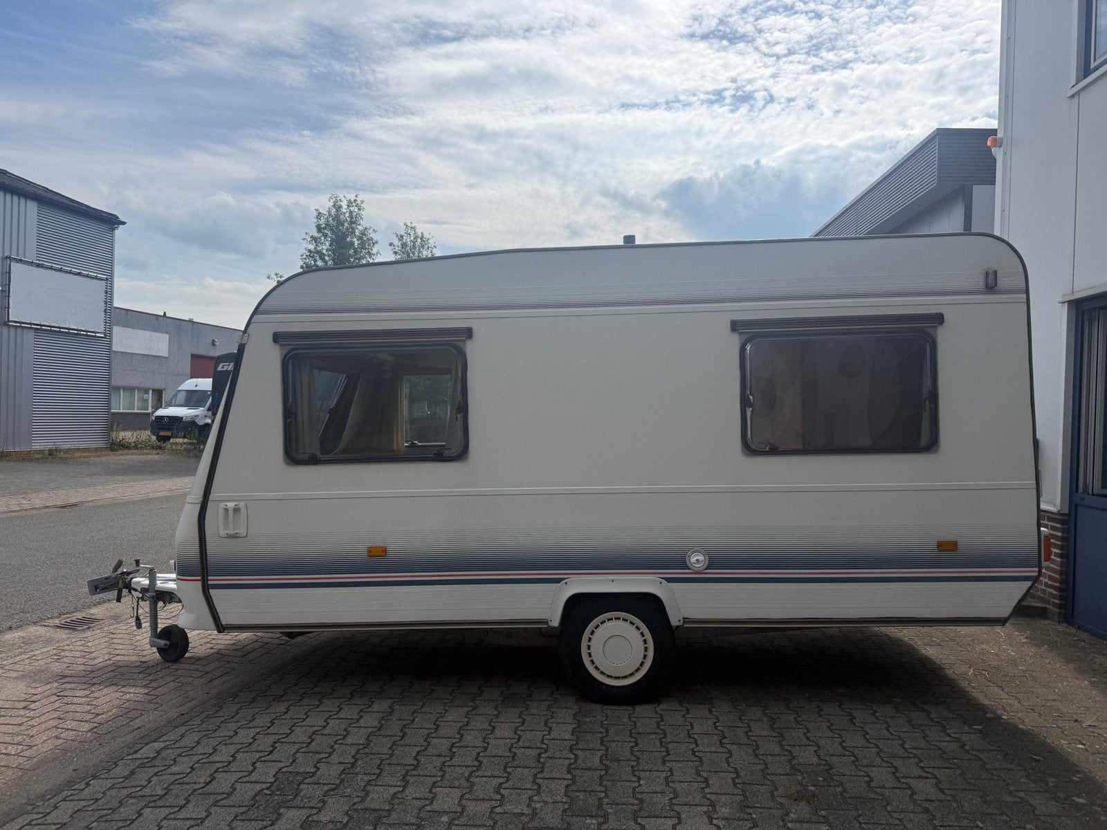 Adria Forma 4052 TO met voortent / luifel / koelkast, Caravans en Kamperen, Caravans, Rondzit, Omvormbare zithoek, Particulier